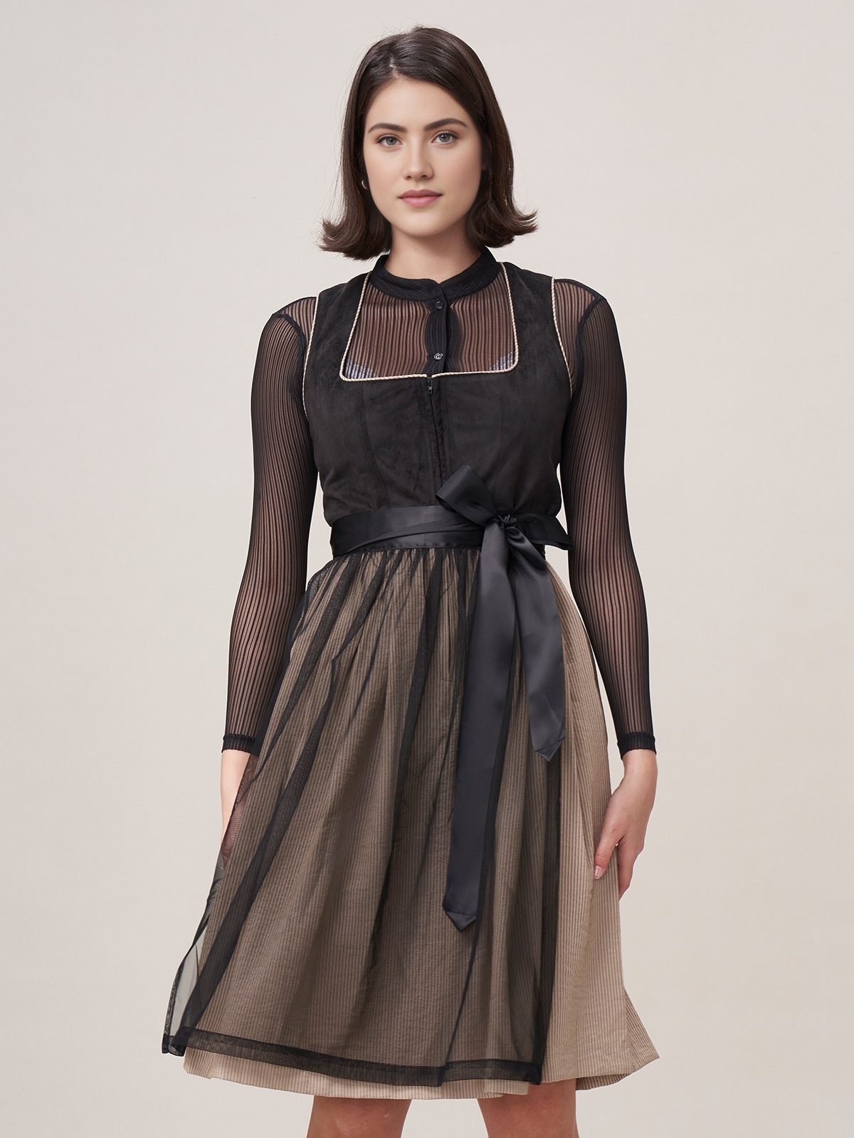 Dirndl in Schwarz mit durchsichtiger Langarmbluse