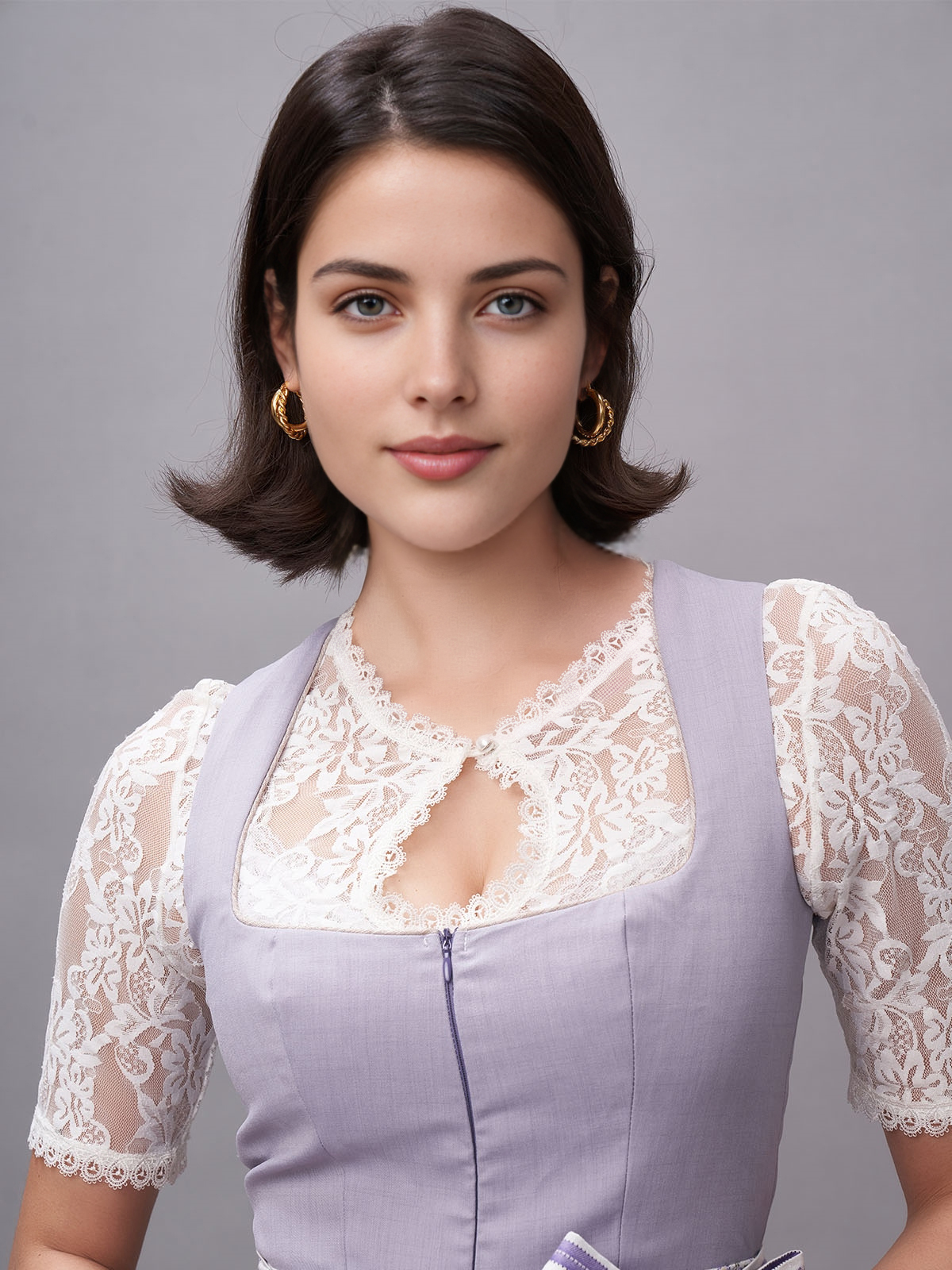 Dirndl in Lila mit floralen Details