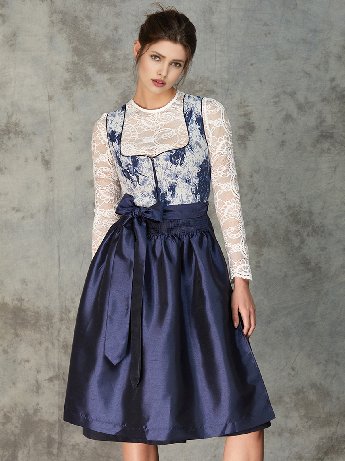 Dirndl mit blauer Spitzenschürze