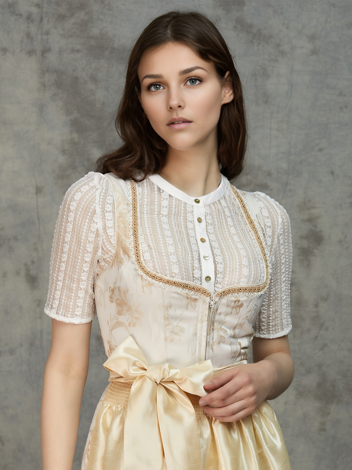 Beiges Dirndl mit gelber Schürze – ein harmonischer Look