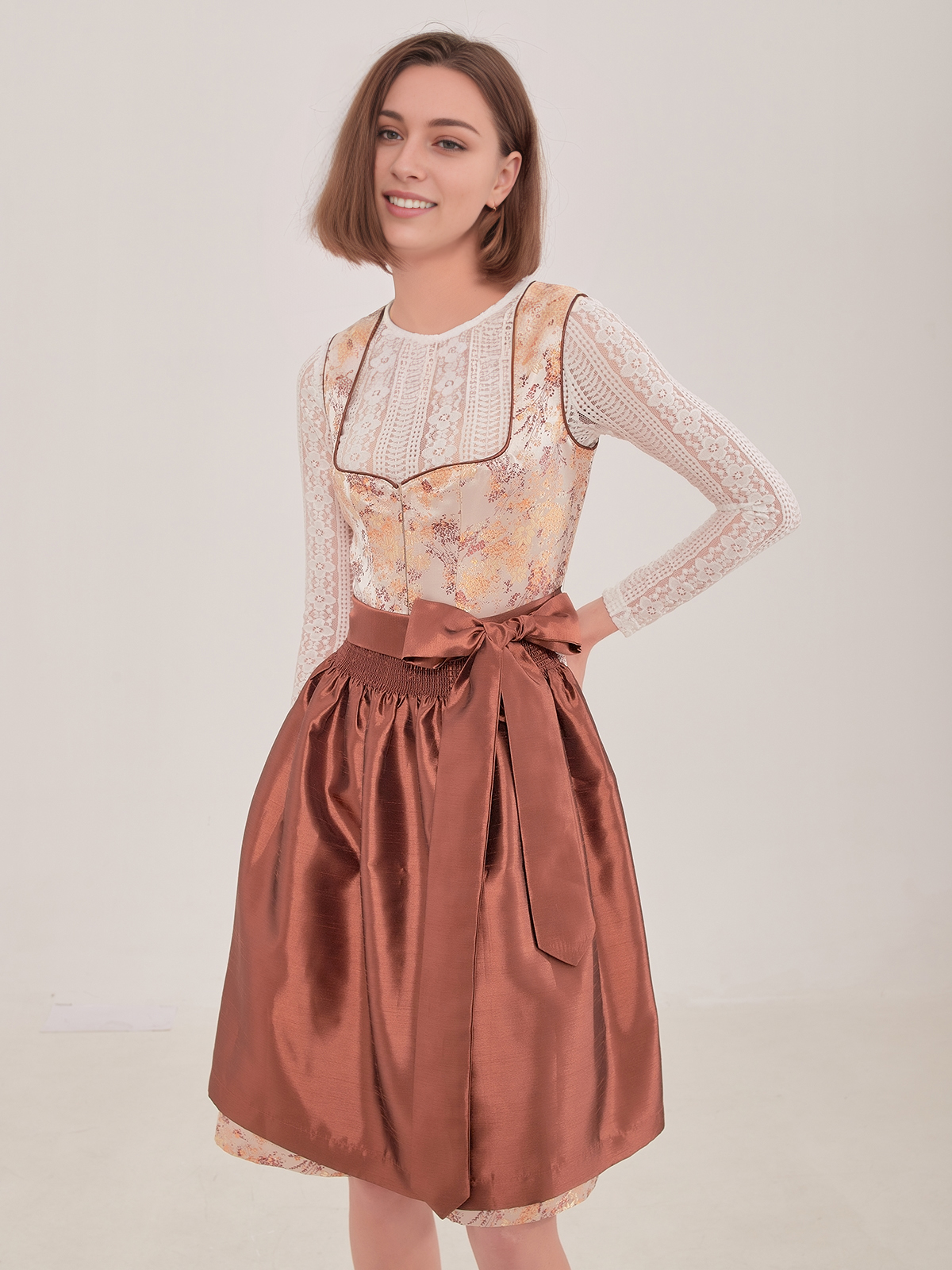 Modernes Dirndl in Gelb