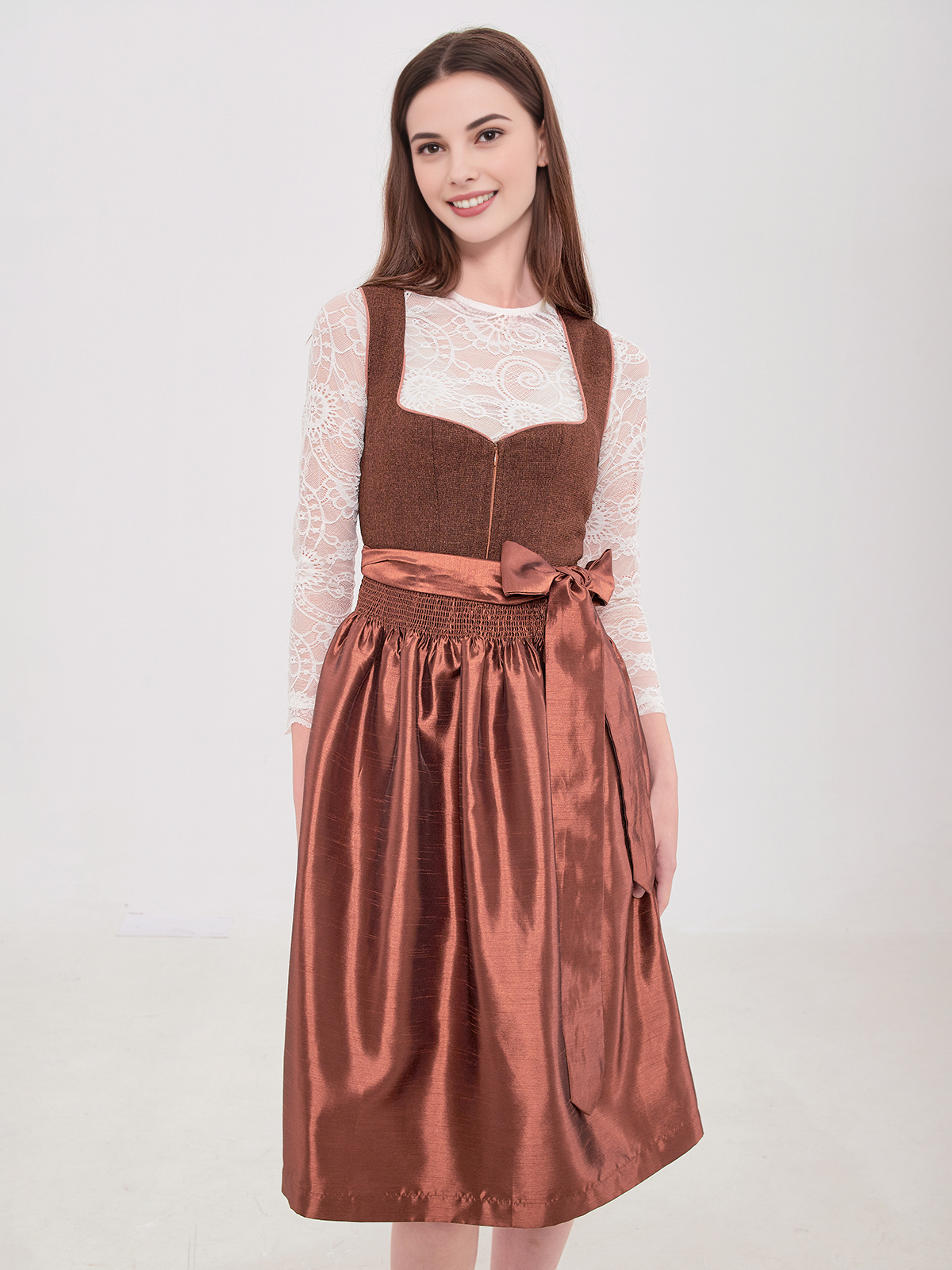 Modernes Dirndl in beige mit schlichtem Design