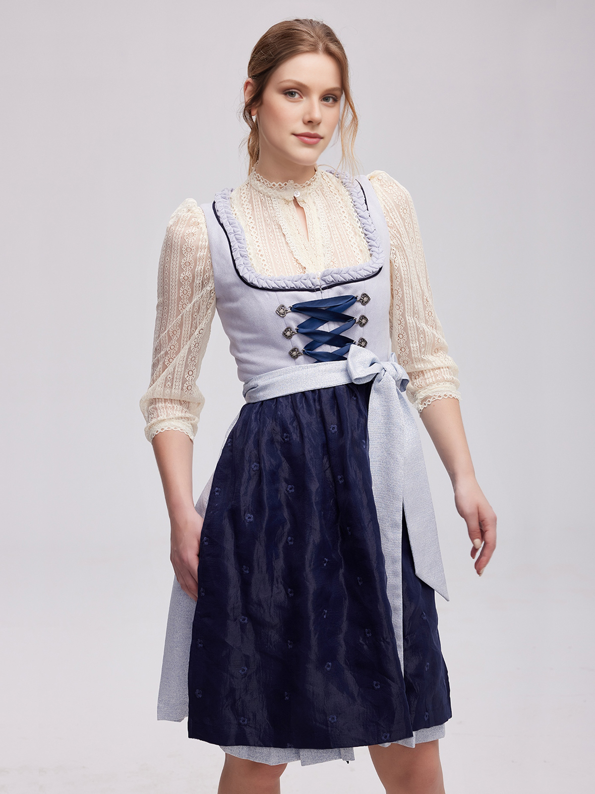 Modernes Dirndl in Beige