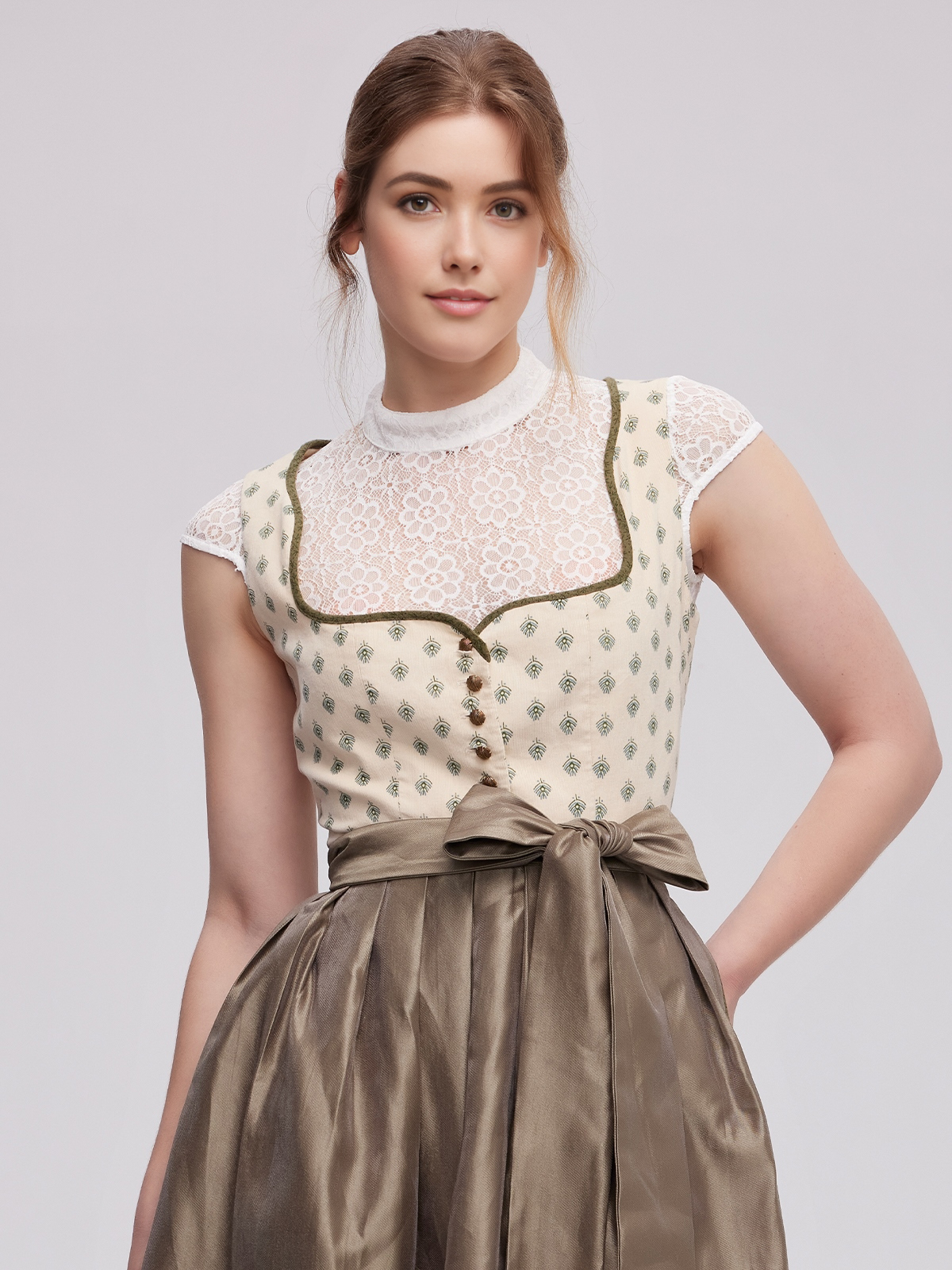 Hochgeschlossenes Dirndl in Gelb – ähnlich zum grünen Stil kombinierbar