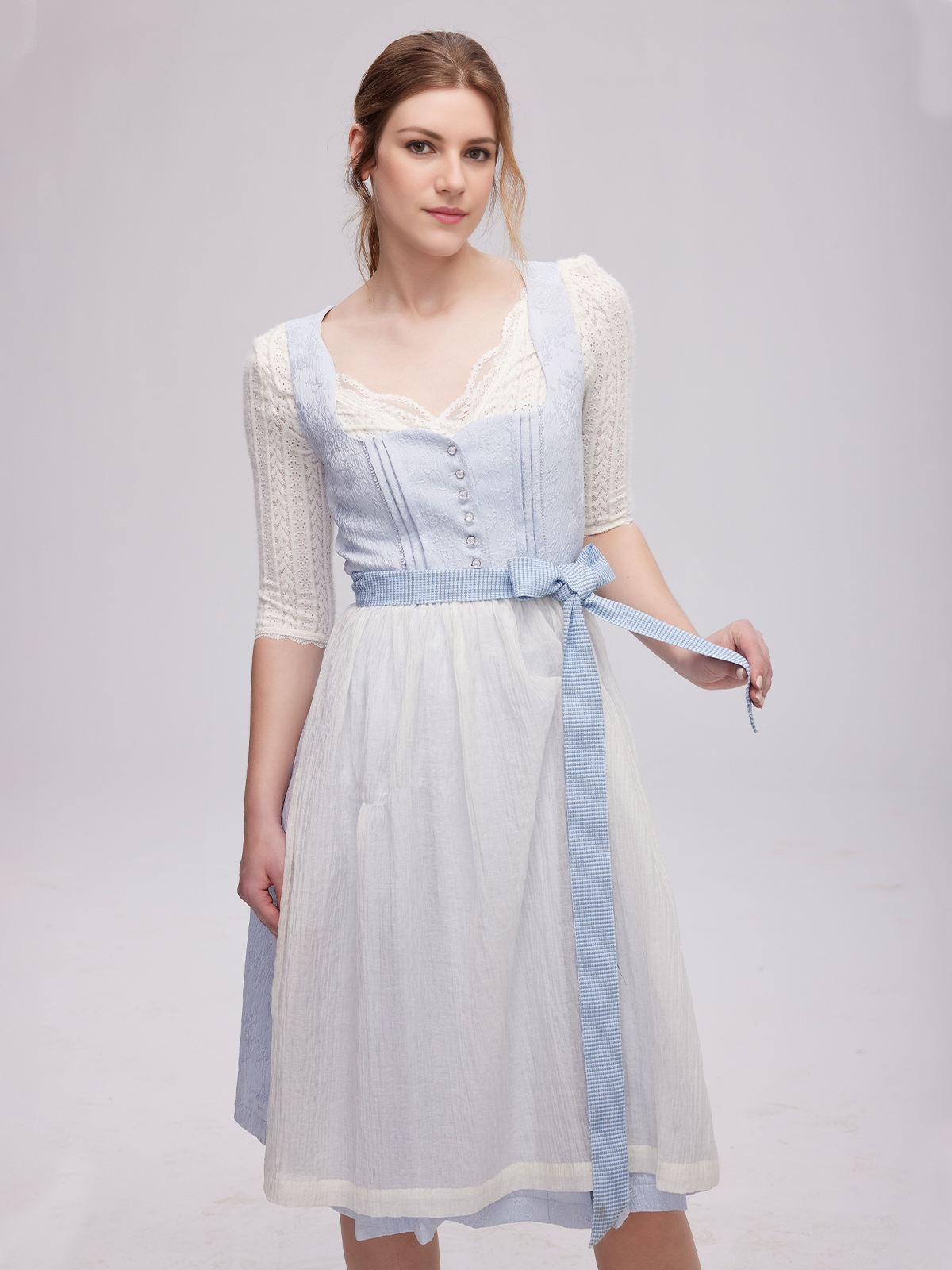 Elegantes schwarzes Dirndl mit blauen Akzenten