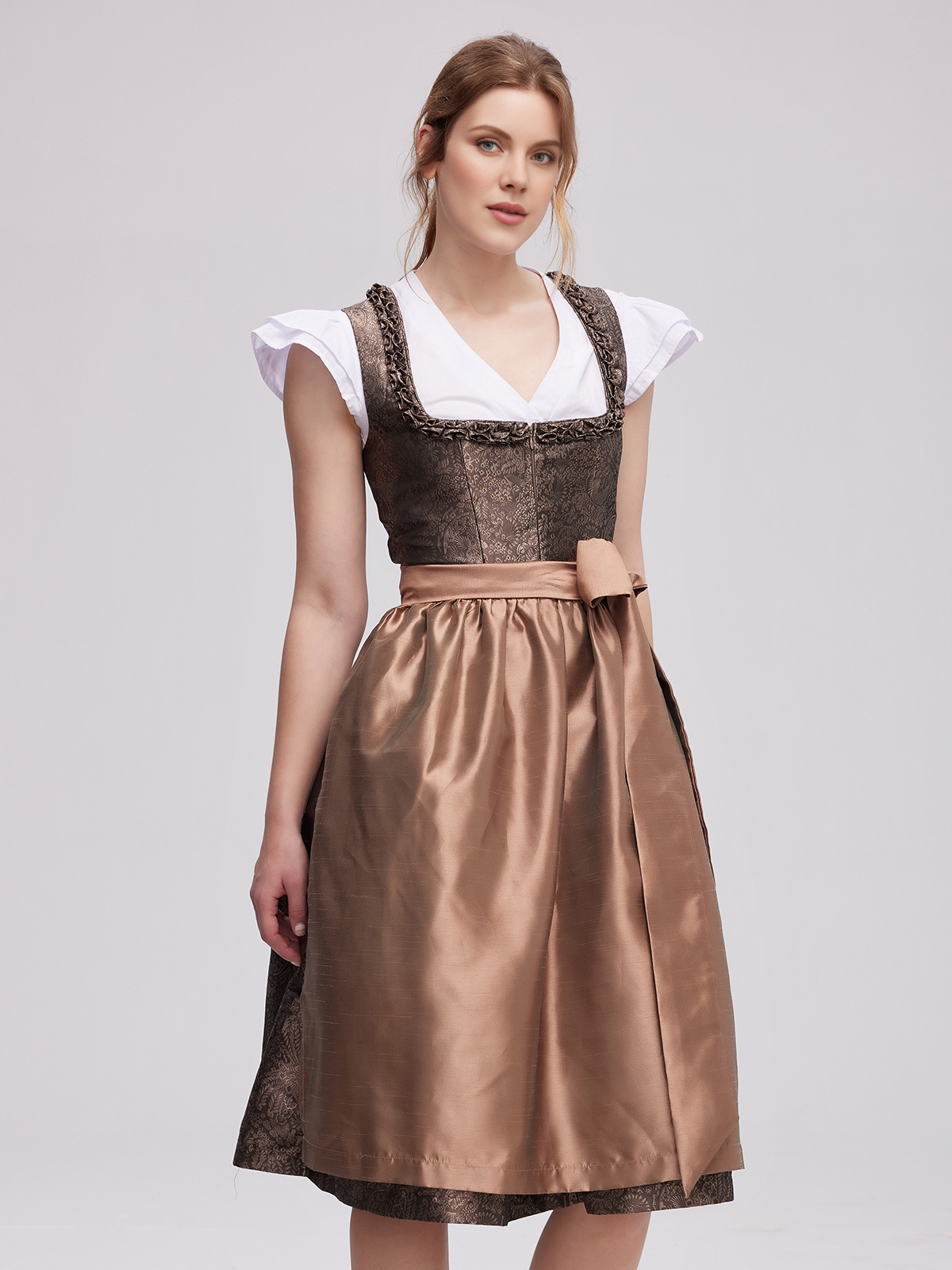 Dirndl mit Dirndlbluse langarm V-Ausschnitt