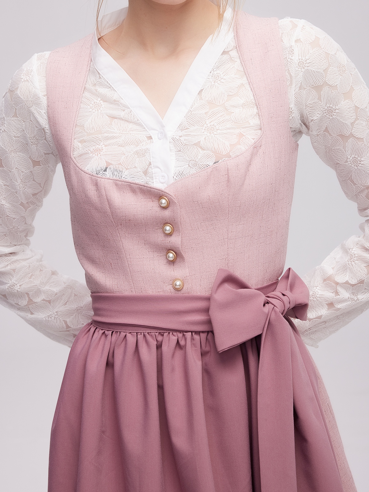 Modernes helles Dirndl in Rosa mit floralen Details