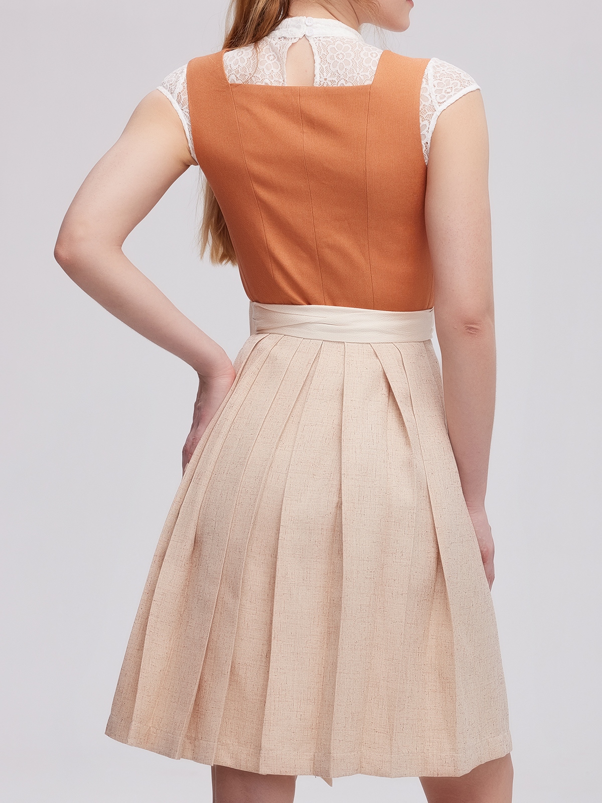 Elegantes Dirndl mit Rundausschnitt