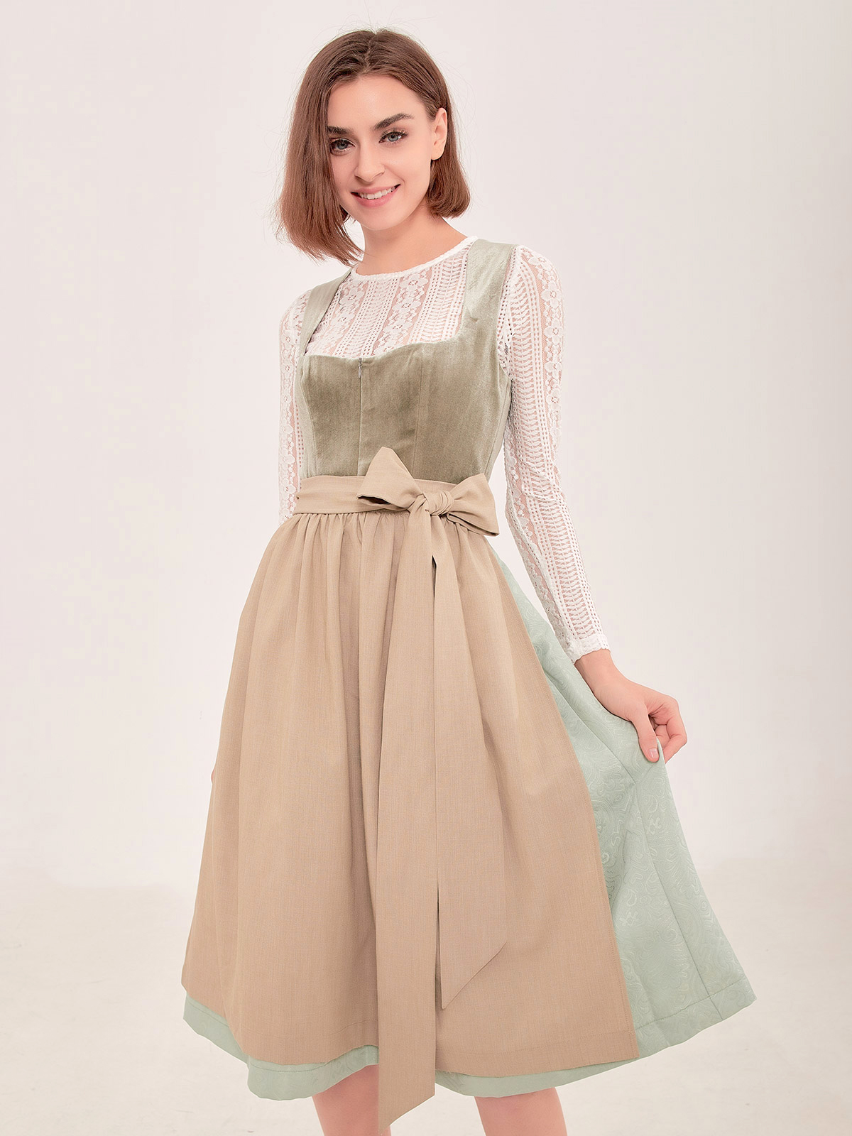 Traditionelles grünes Dirndl mit detailreicher Stickerei