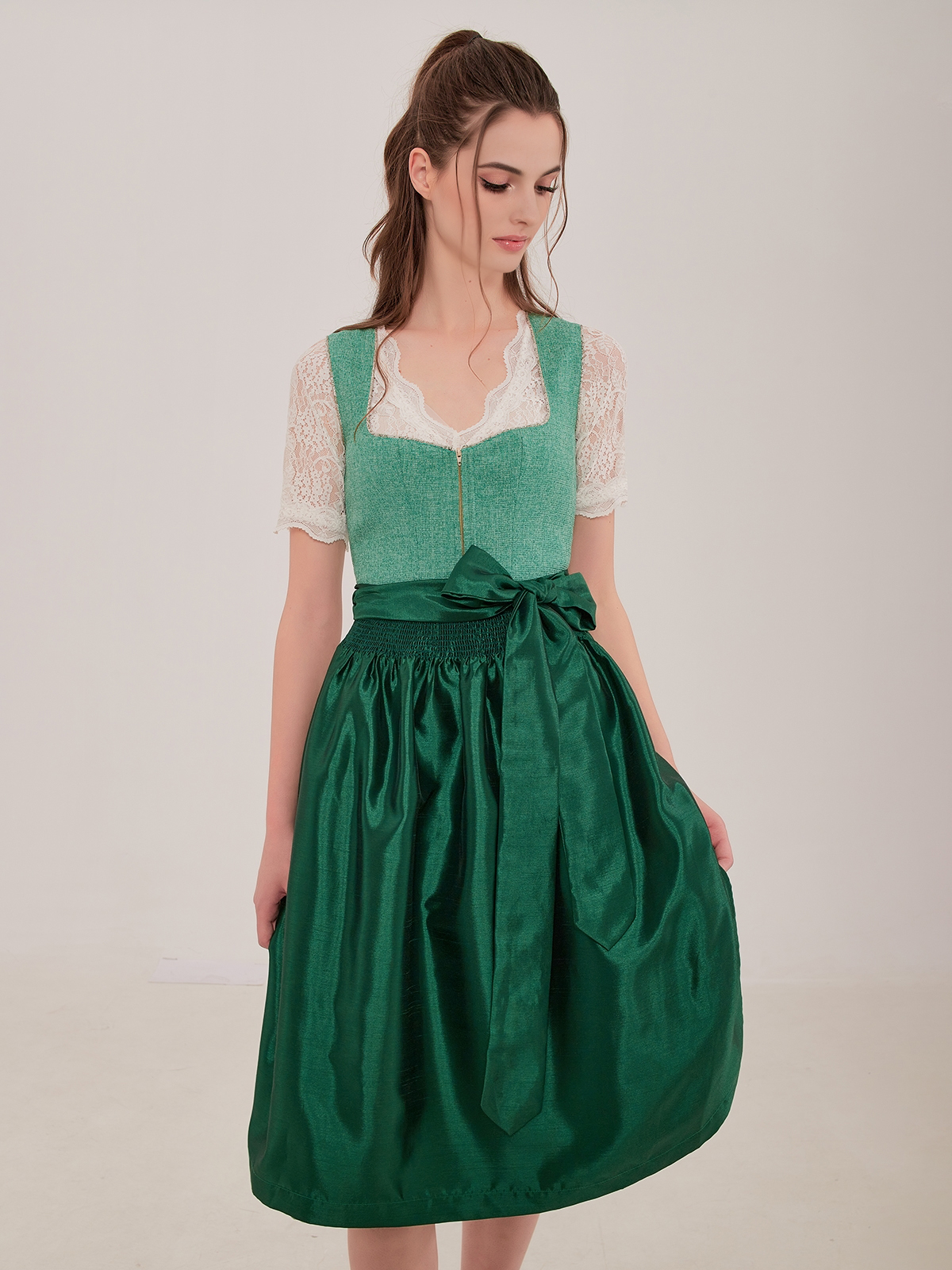 Modernes blaues Ehreer Dirndl mit traditionellen Elementen
