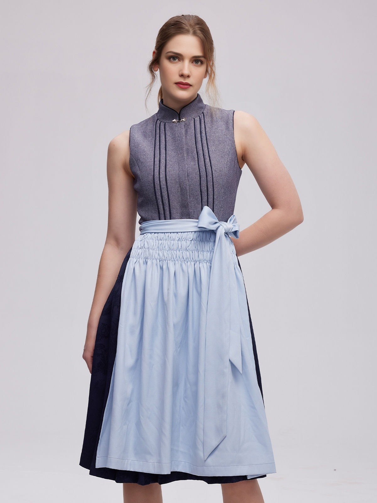 Dirndl Flieder in Grau – Eleganz pur