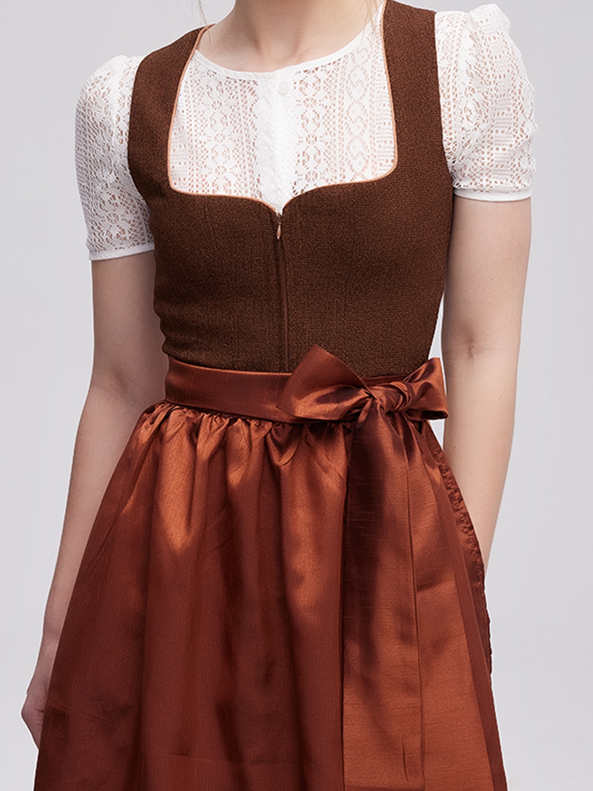 Beige Dirndlkleid mit traditionellem Schnitt