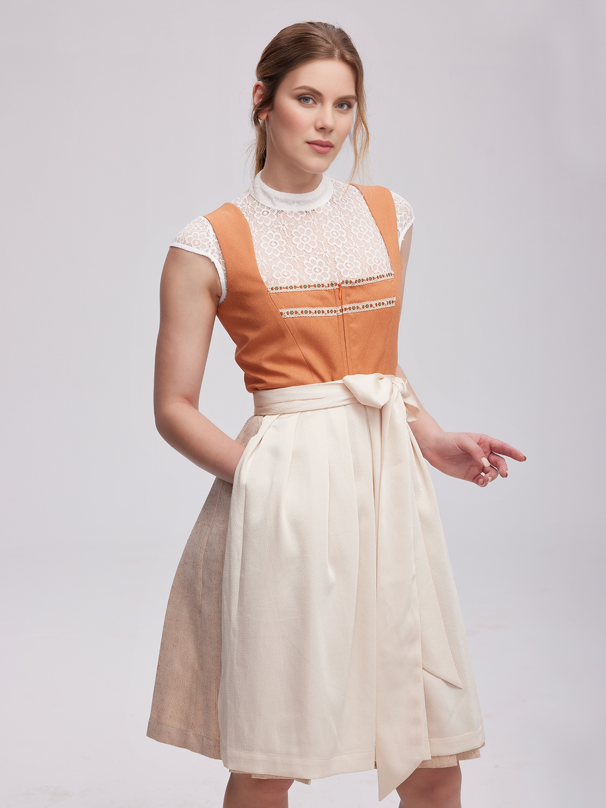 Dirndl in Orange mit schwarzen Akzenten