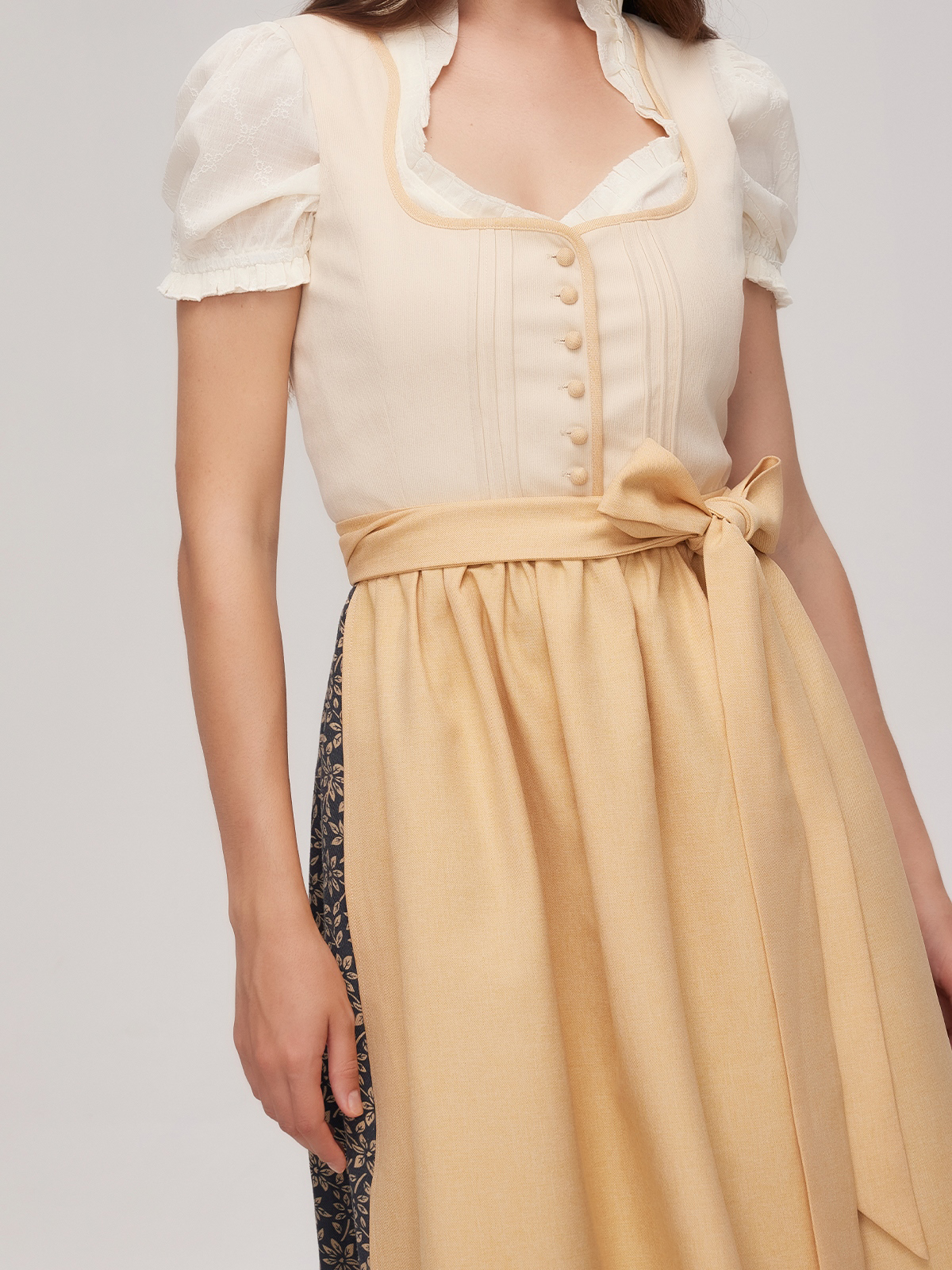 Dunkelgrünes Dirndl mit modernem Schnitt