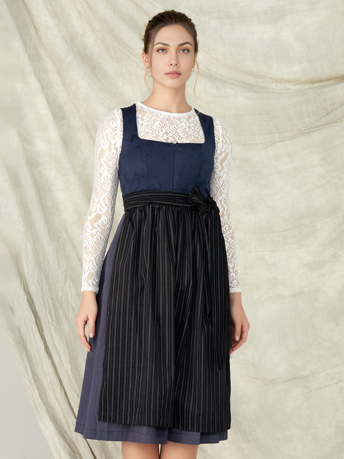 Modernes Dirndl in Blau – schlanke Silhouette mit urbanem Flair