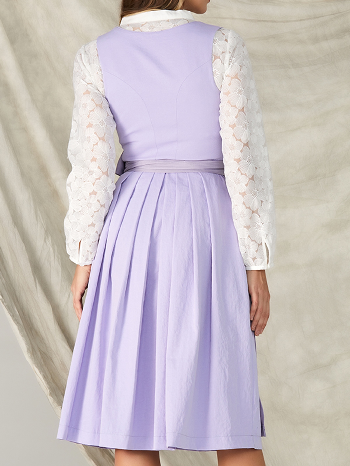 Dirndl in Lila mit eleganter Silhouette