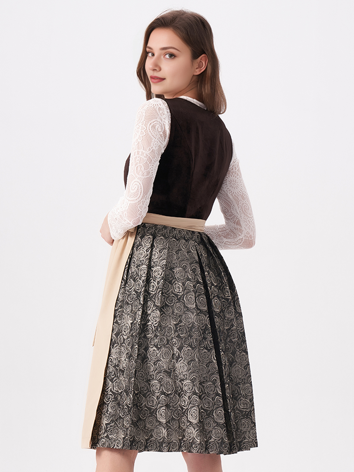 Dirndl Braun in eleganter Kombination mit Goldschmuck