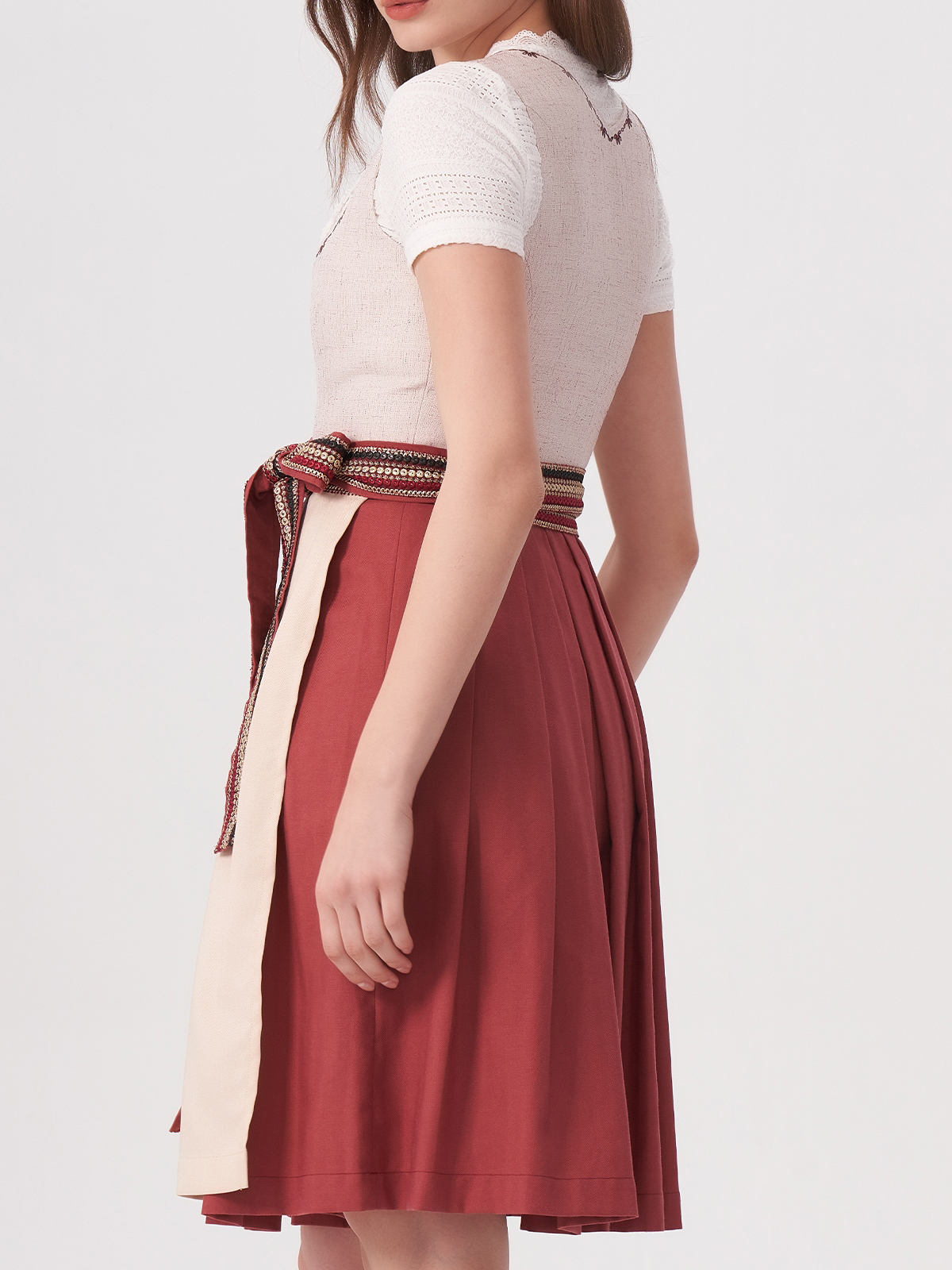 Ein rosa Ehreer Dirndl mit feinen Details