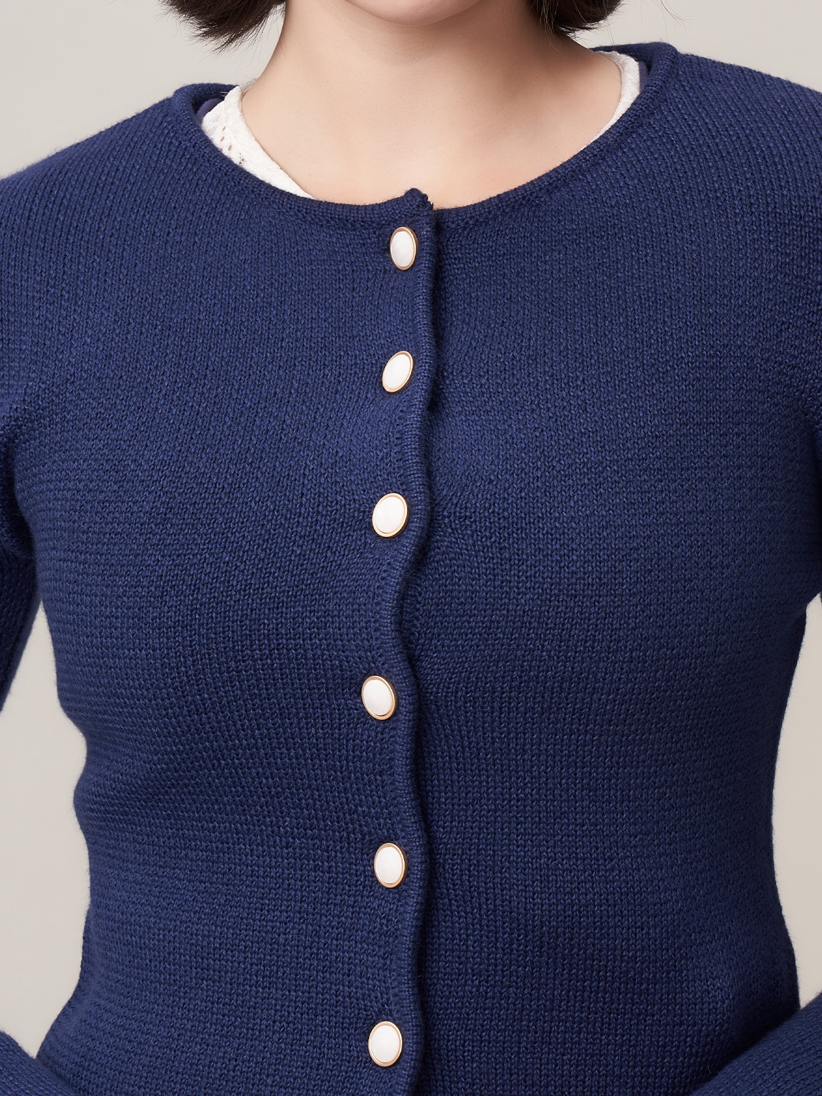 Modernes Dirndl in Marineblau – stilvoll und vielseitig tragbar