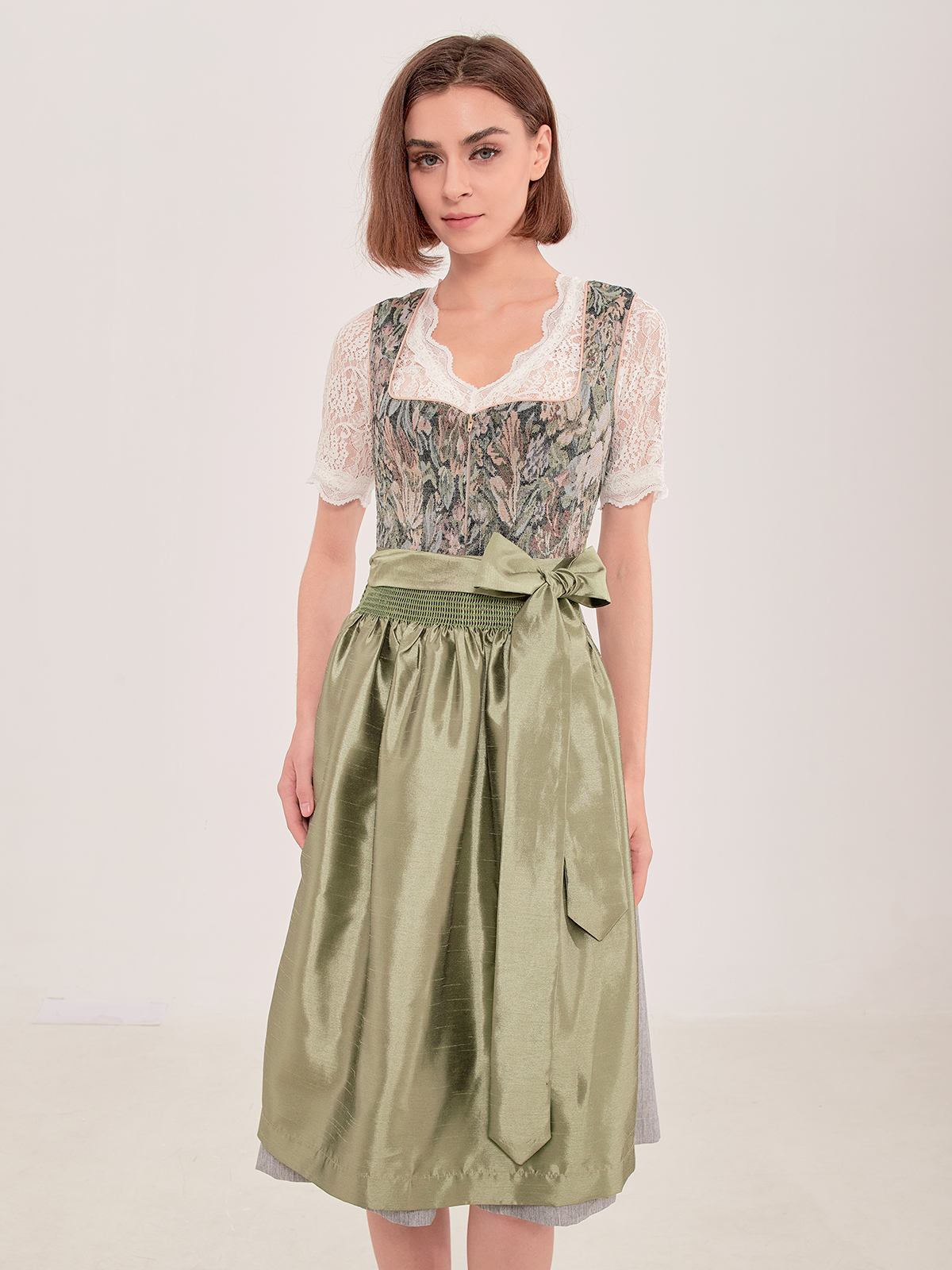 Dirndl in Grün mit weißer Bluse