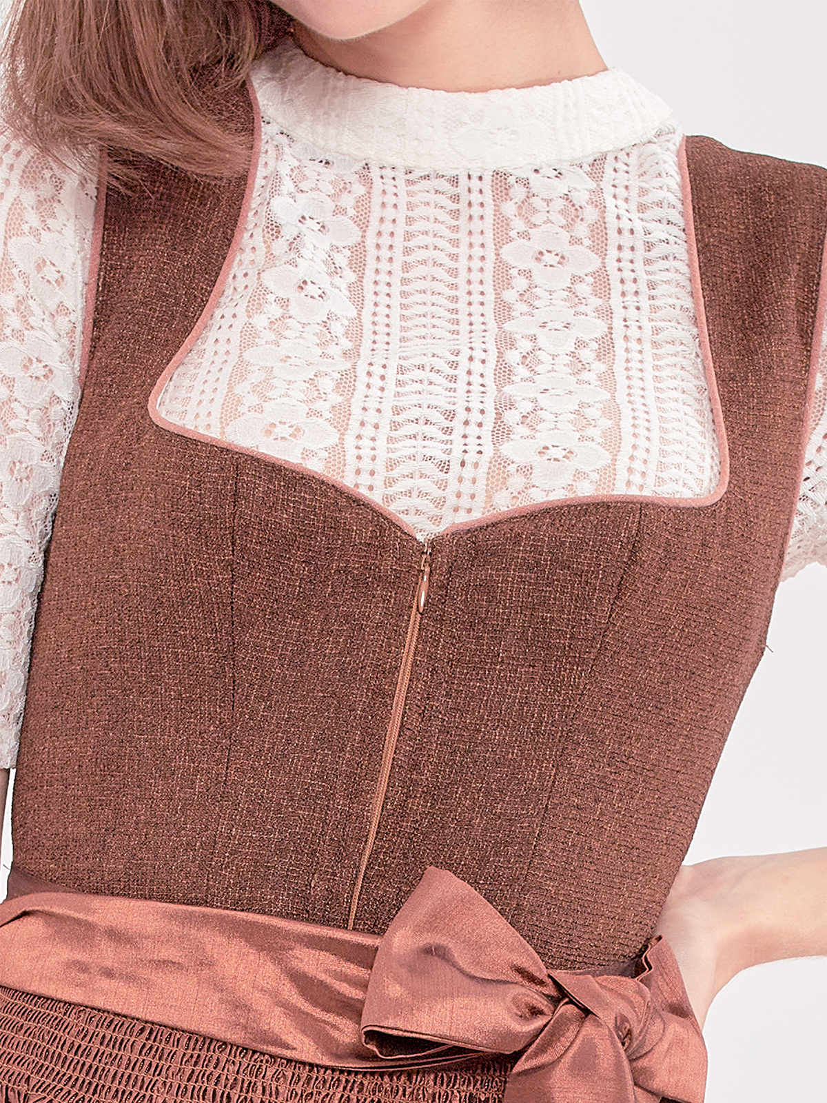 Rosa Dirndl mit eleganter Schürze