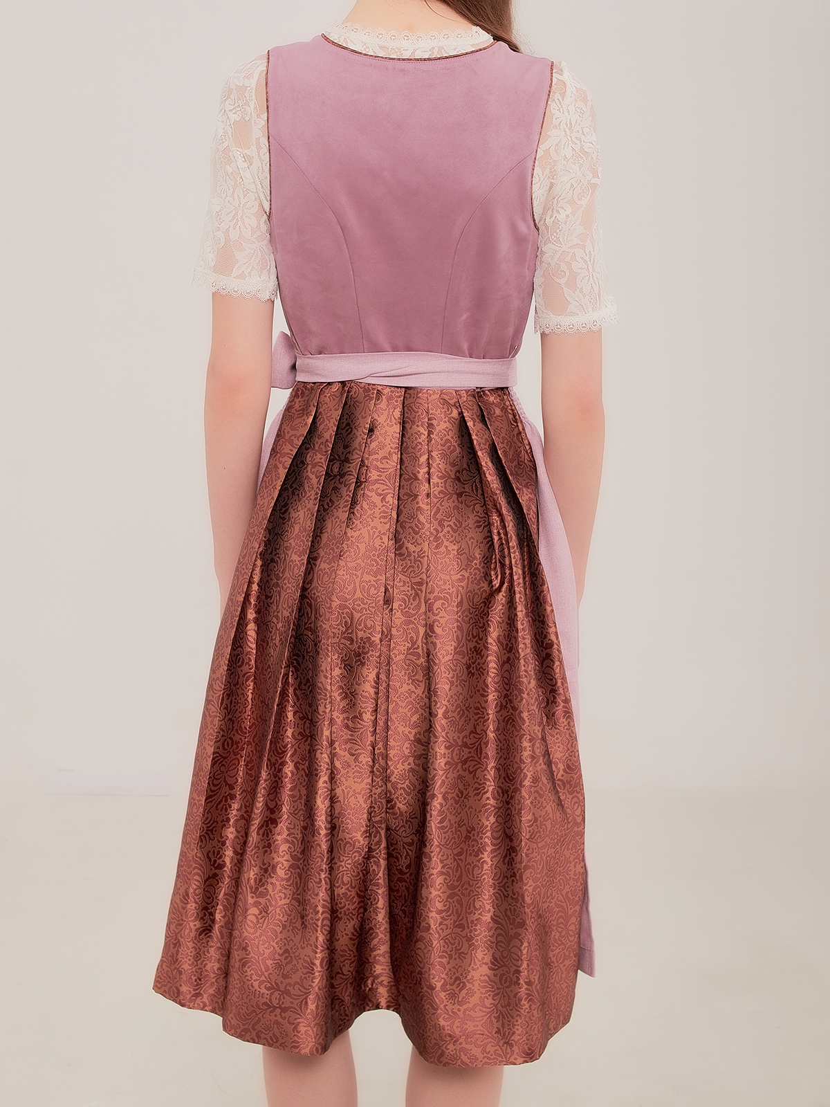 Dirndl in Lila – Inspirationsquelle für schwarz-braune Kombinationen