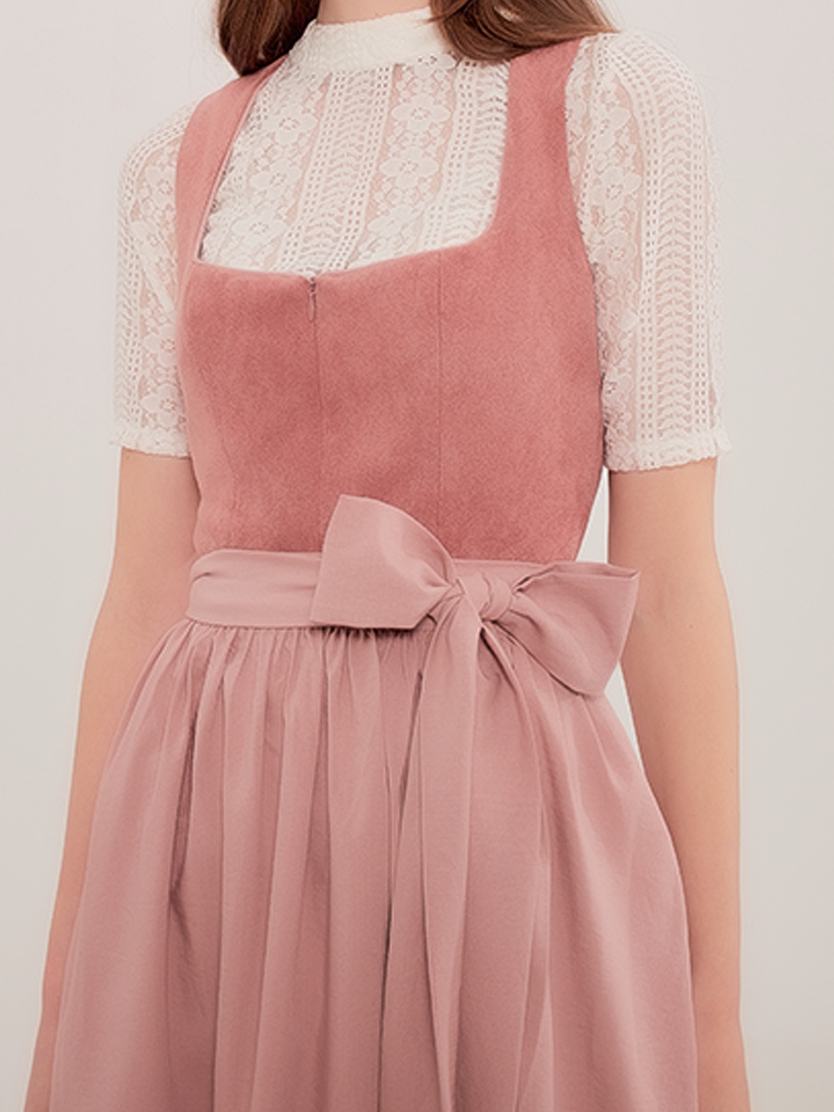 Beiges Dirndl mit rosa Bluse