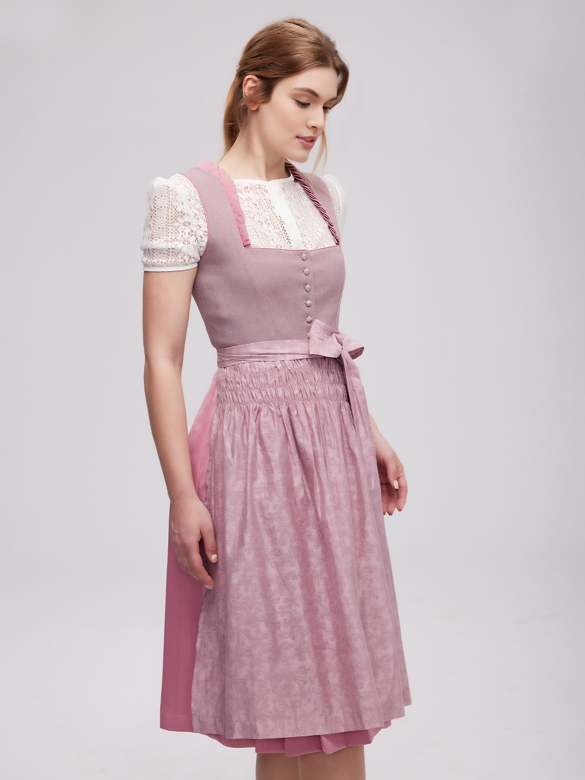 Mintgrünes Dirndl mit floralen Details