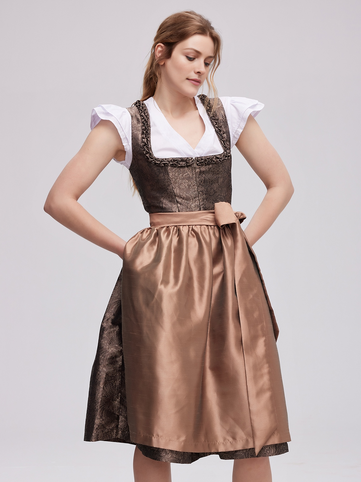 Traditionelles braunes Dirndl mit weißer Bluse Lochspitze