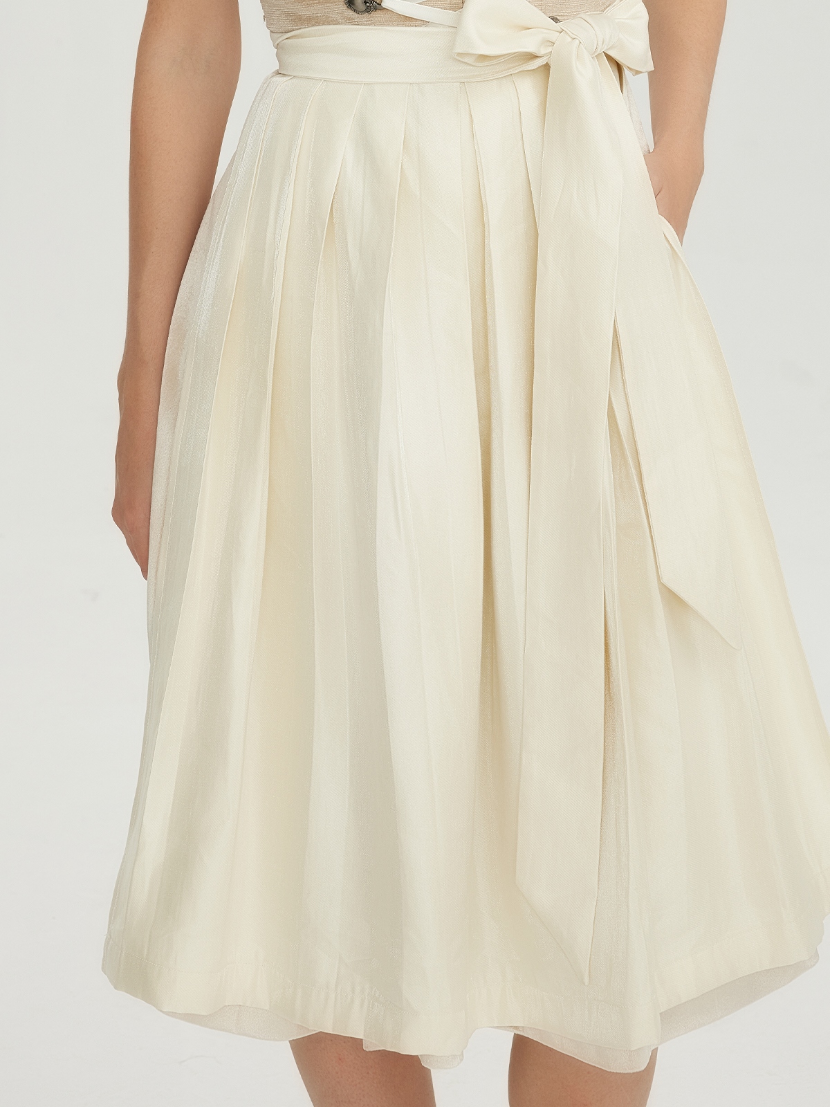 Elegantes schwarzes Dirndl mit Schürze