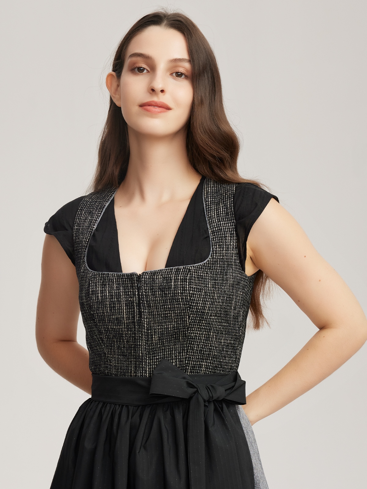 Dirndl mit raffiniertem Ausschnitt
