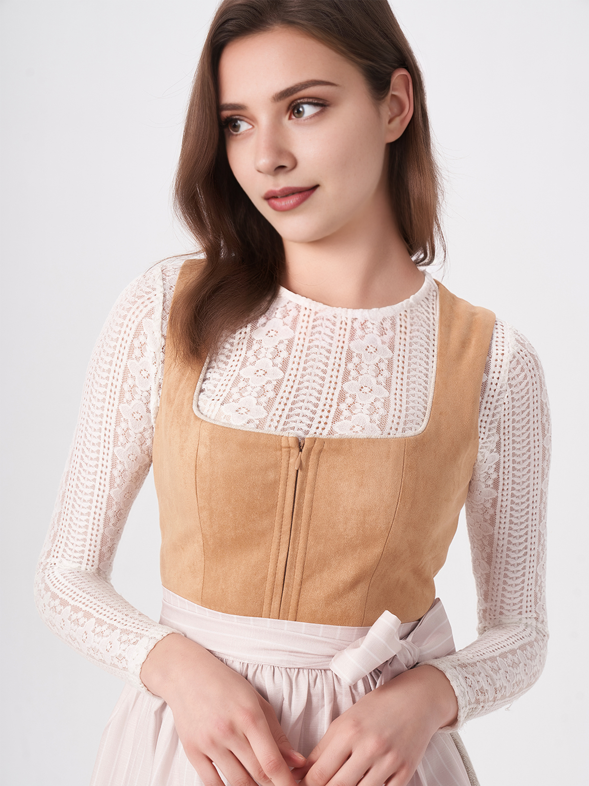 Elegantes braunes Dirndl mit langärmeliger Bluse