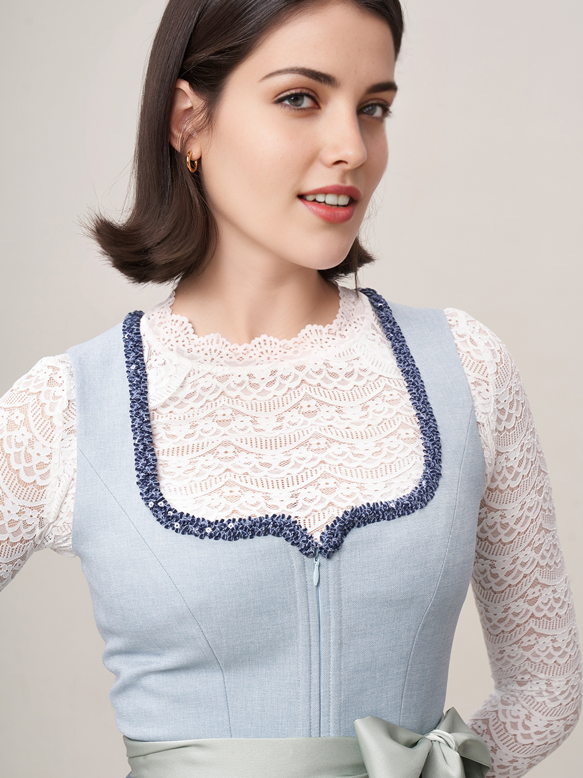 Dirndl in Blau mit modernem Styling