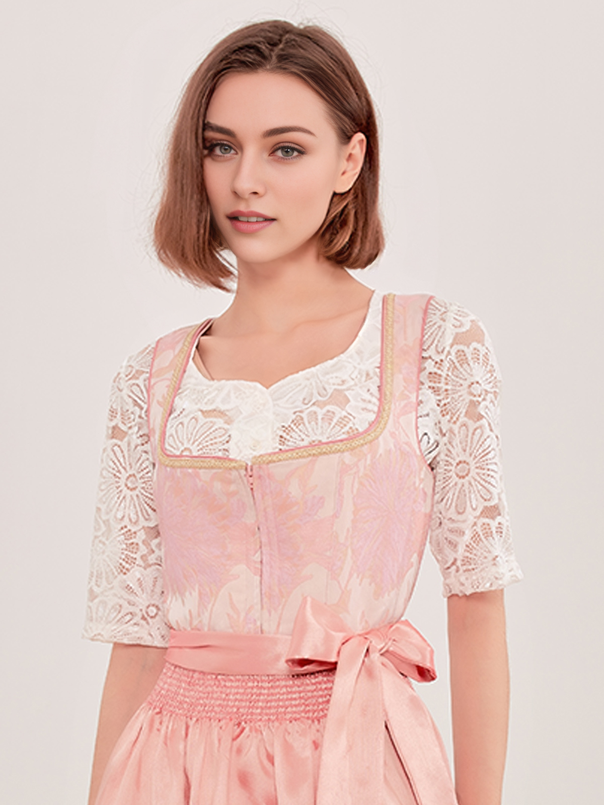 Dirndl in Rosa mit traditioneller Schürze