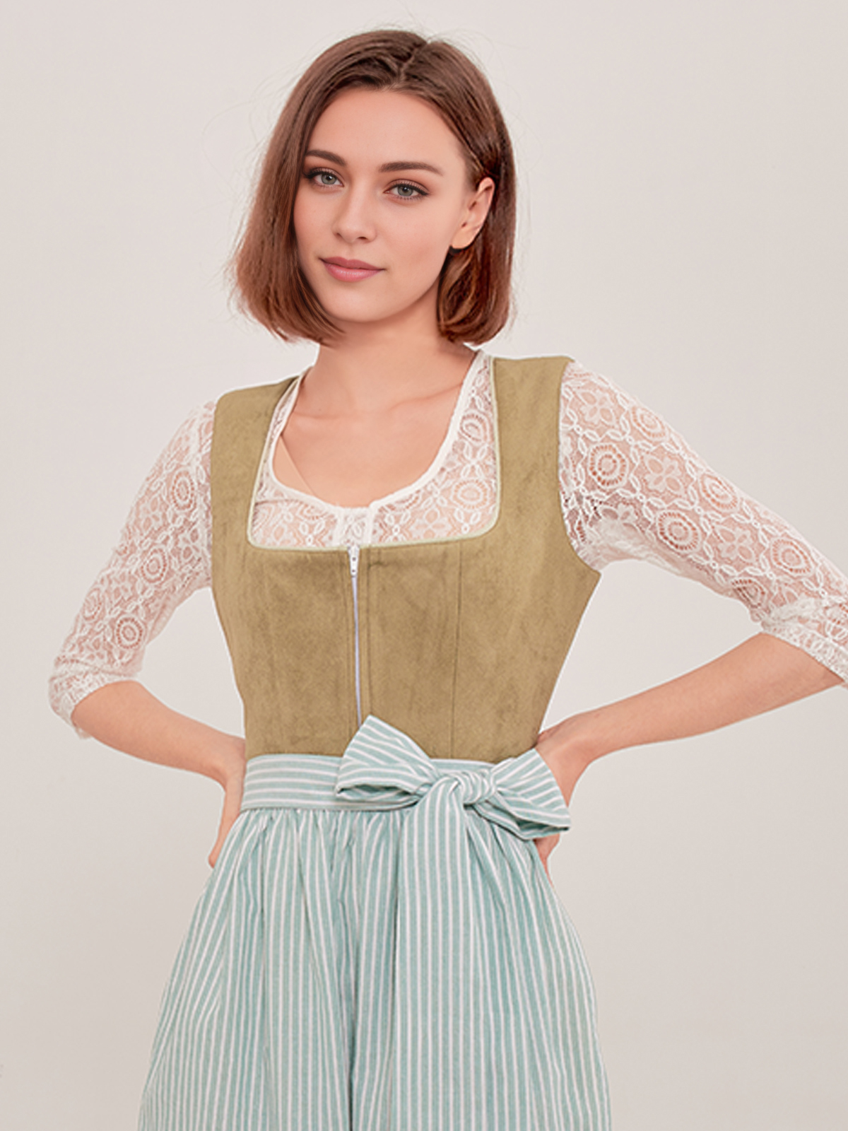 Dirndl mit langarm Bluse in Grün