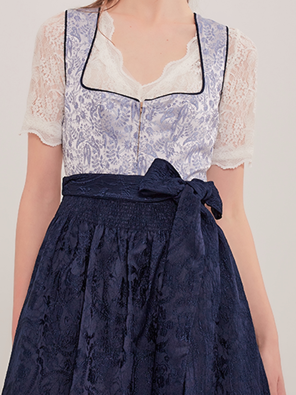 Modernes Dirndl in Blau-Rosa