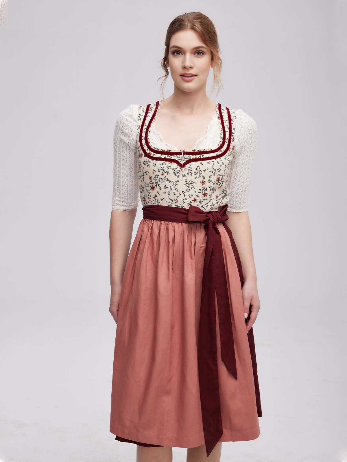 Traditionelles Dirndl in Rot