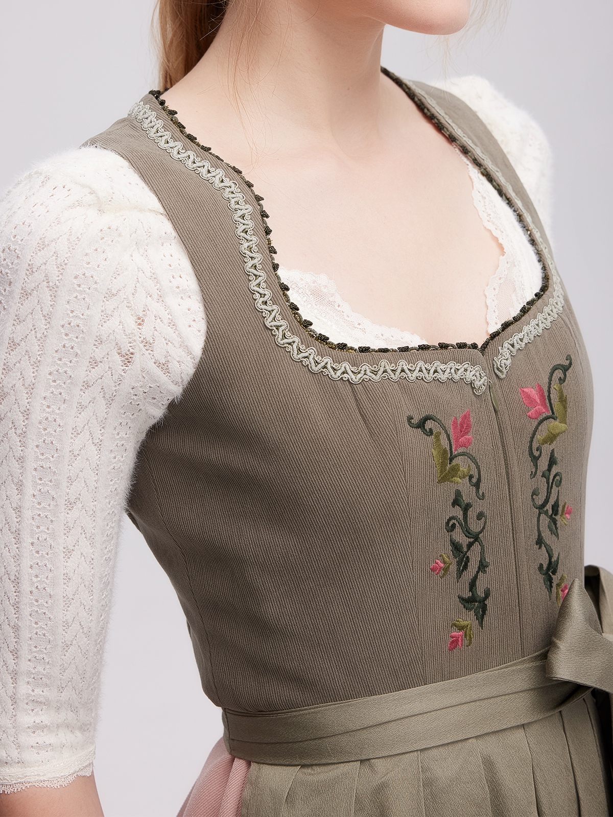 Modernes Dirndl in Grün mit schmeichelhaftem Schnitt