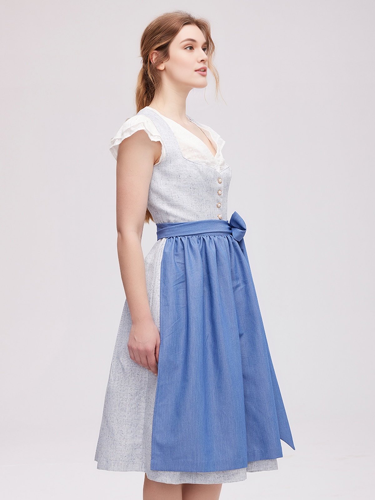 Dirndl in Blau mit floralen Details