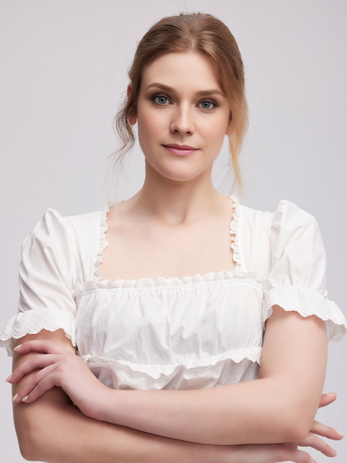 Graues Dirndl mit weißer Spitzenbluse