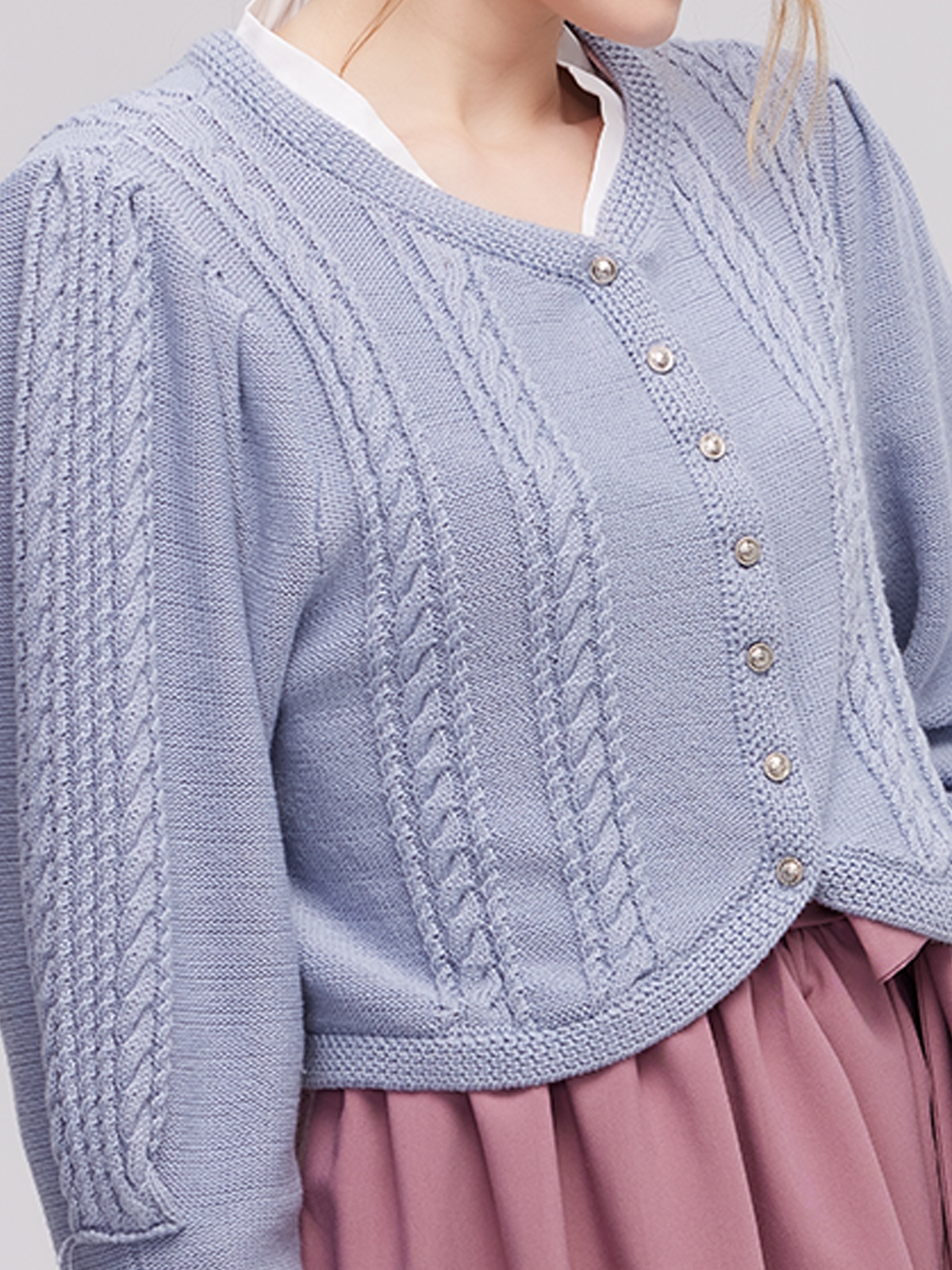 Dirndl mit tiefem Ausschnitt in Blau