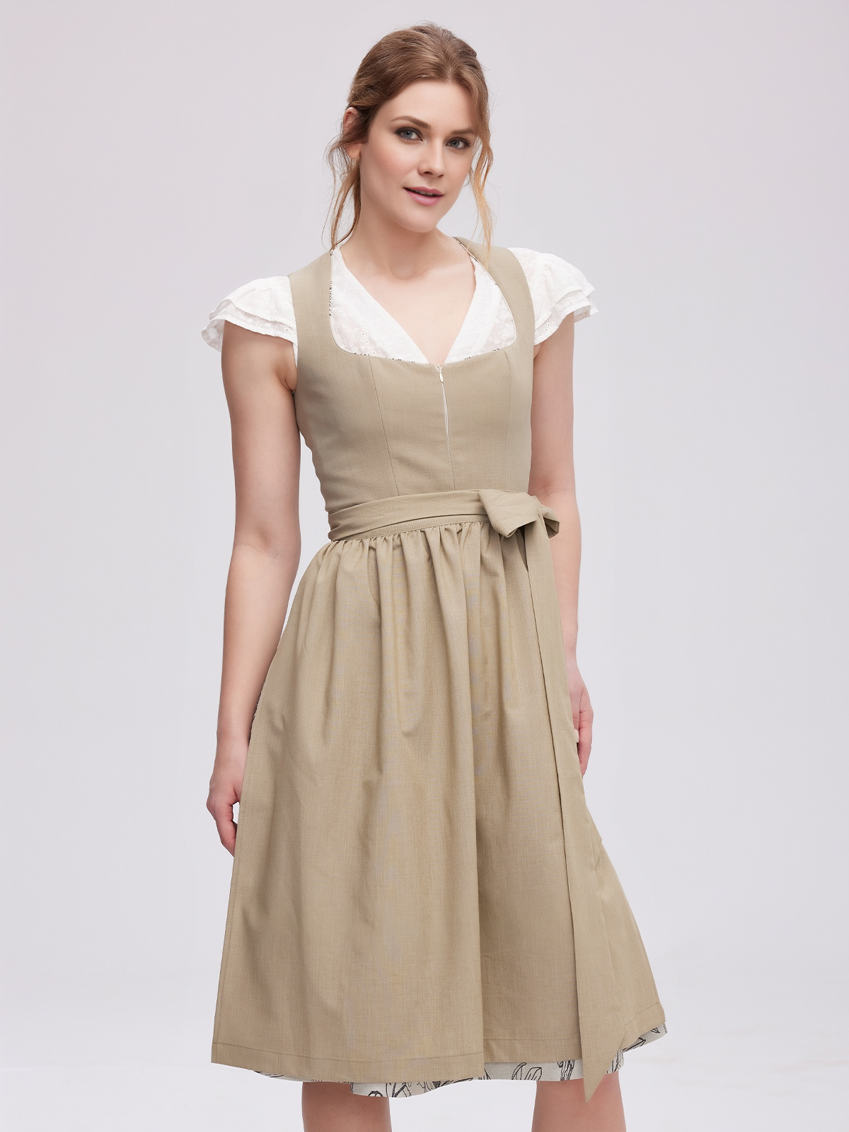 Ein dunkelblaues Samt Dirndl mit passenden Accessoires