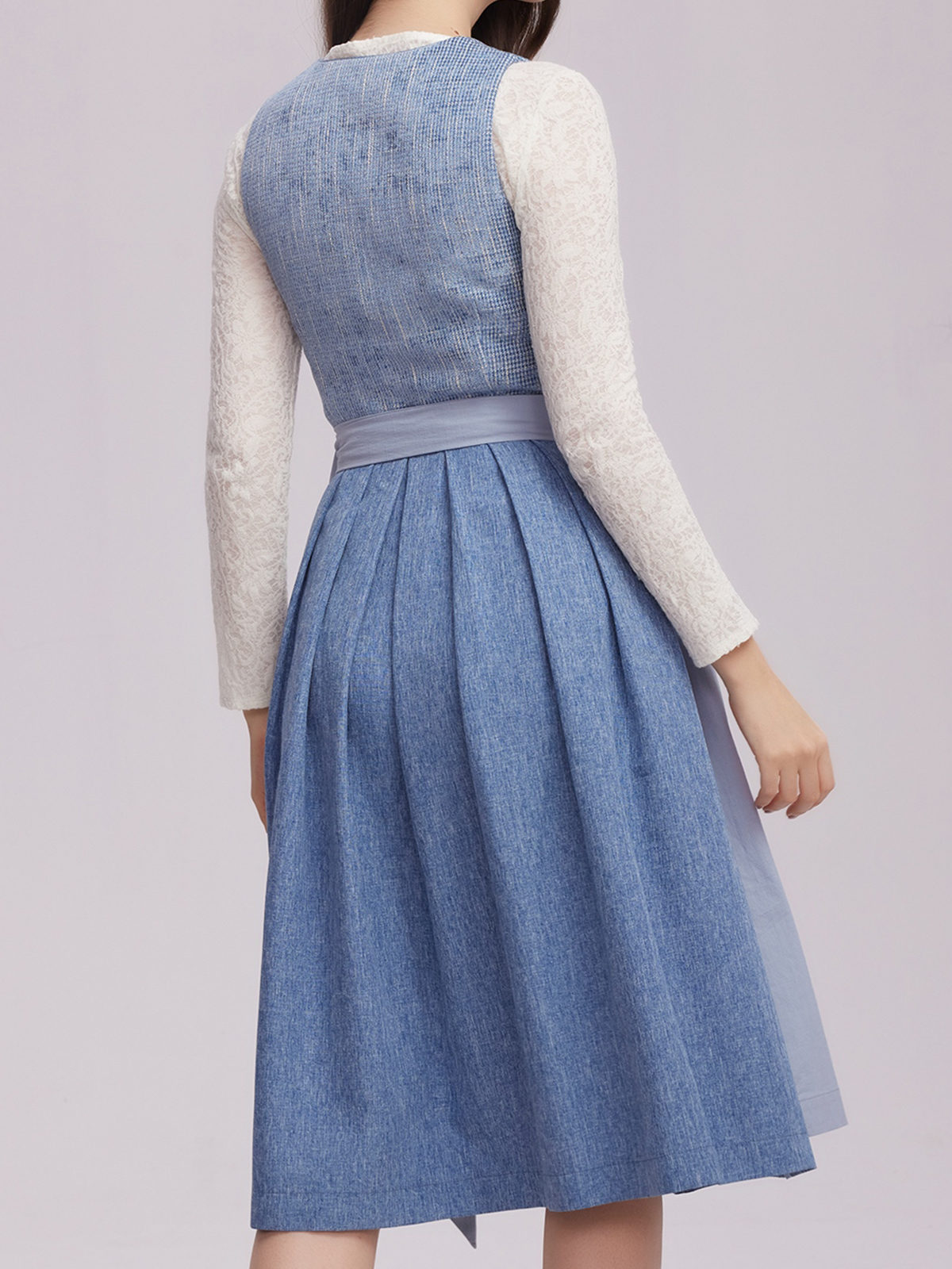 Braunes Dirndl mit blauem Mieder
