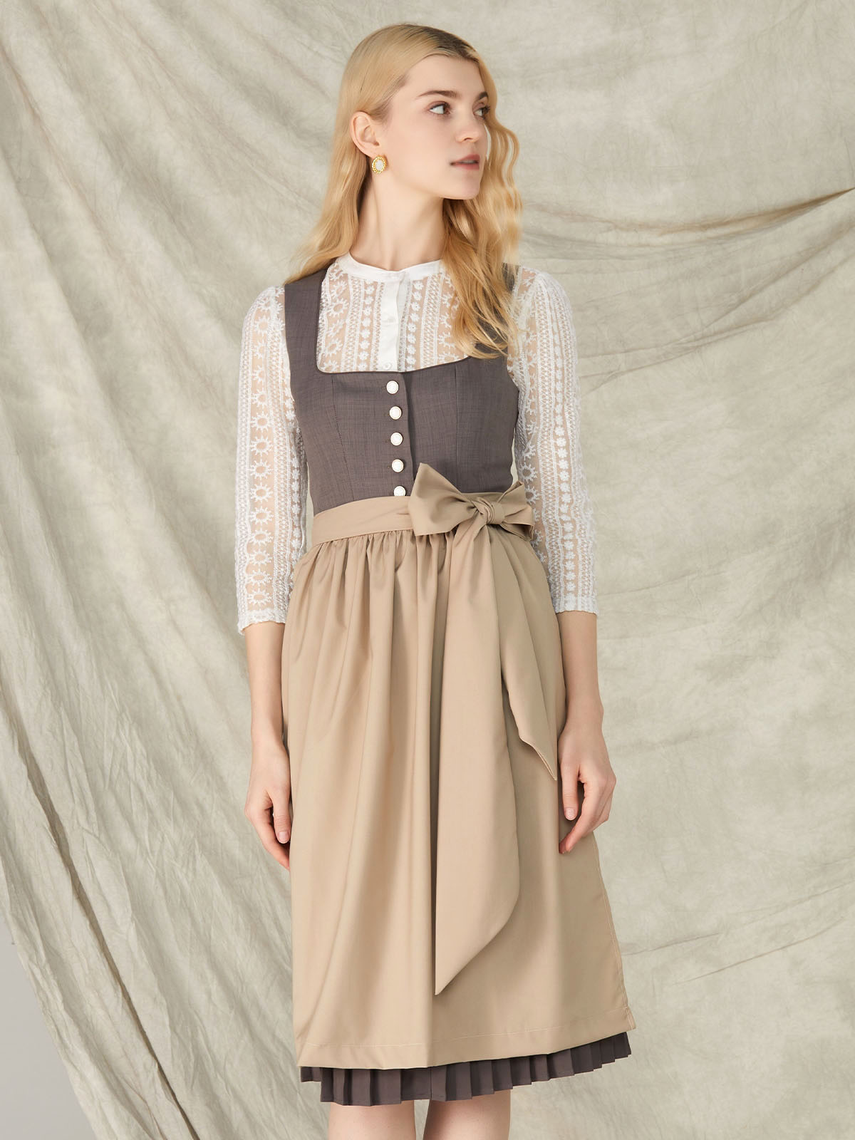 Blaues Dirndl in Grau