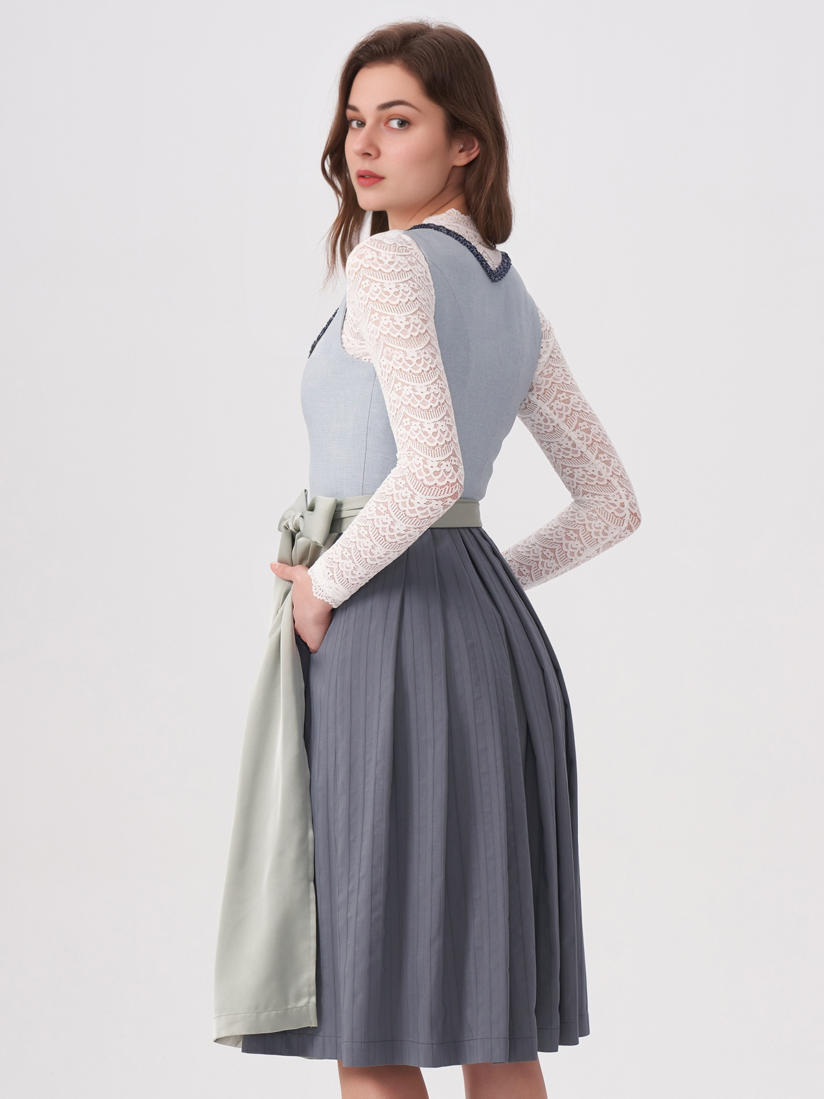 Modernes Rot Schwarz Dirndl mit blauer Bluse