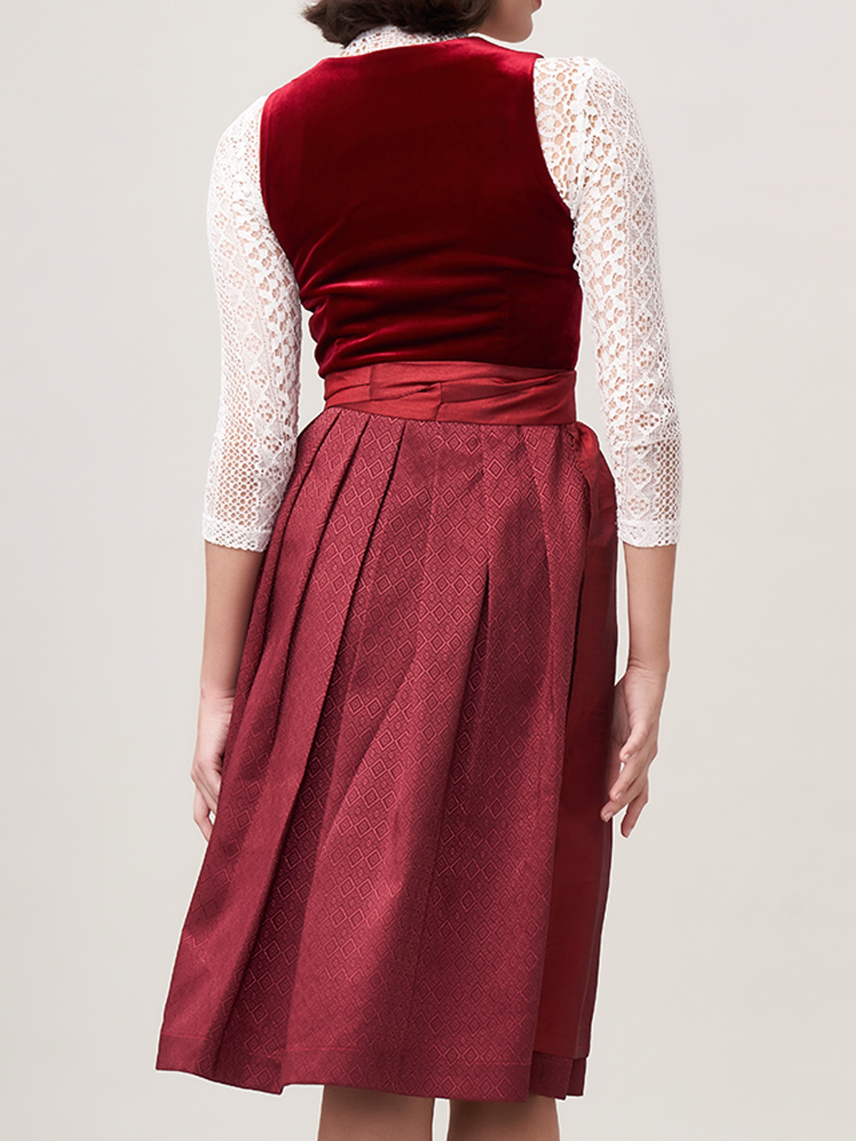 Modernes Dirndl in Rot mit floralen Details