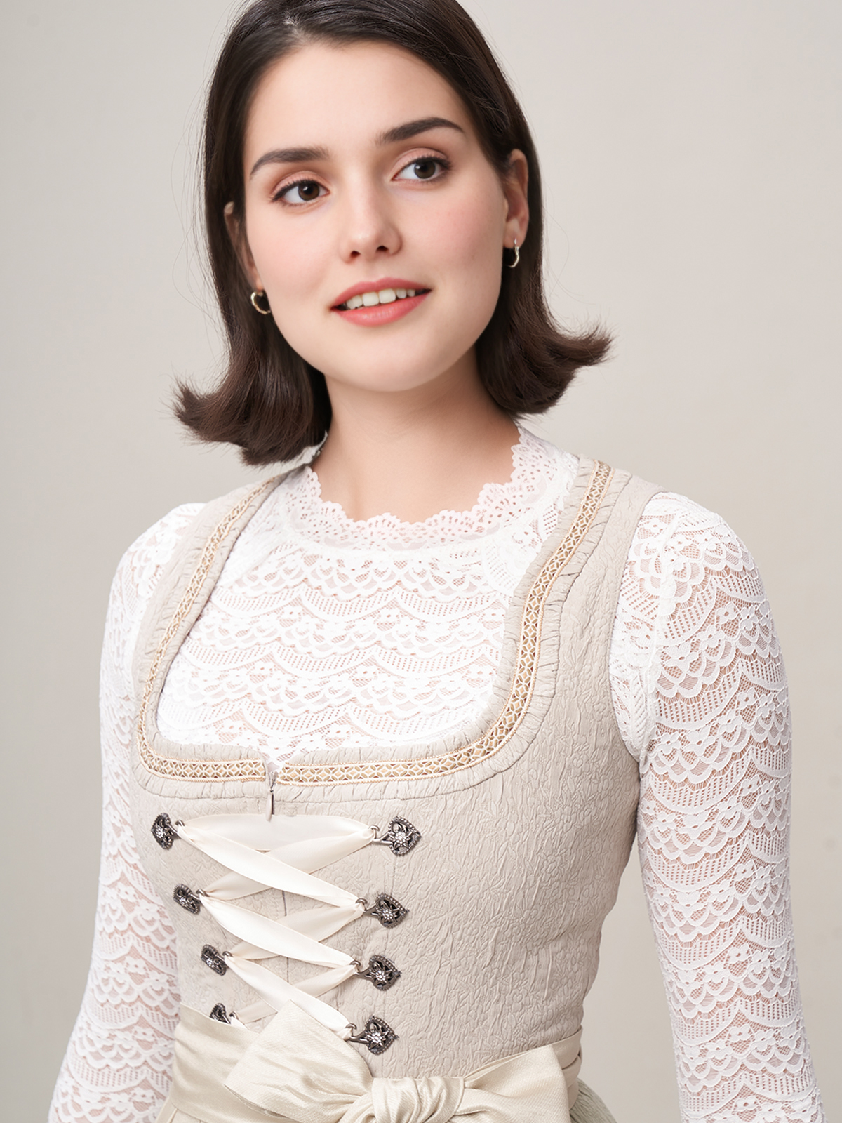 Dirndl in Beige – zeitlos elegant