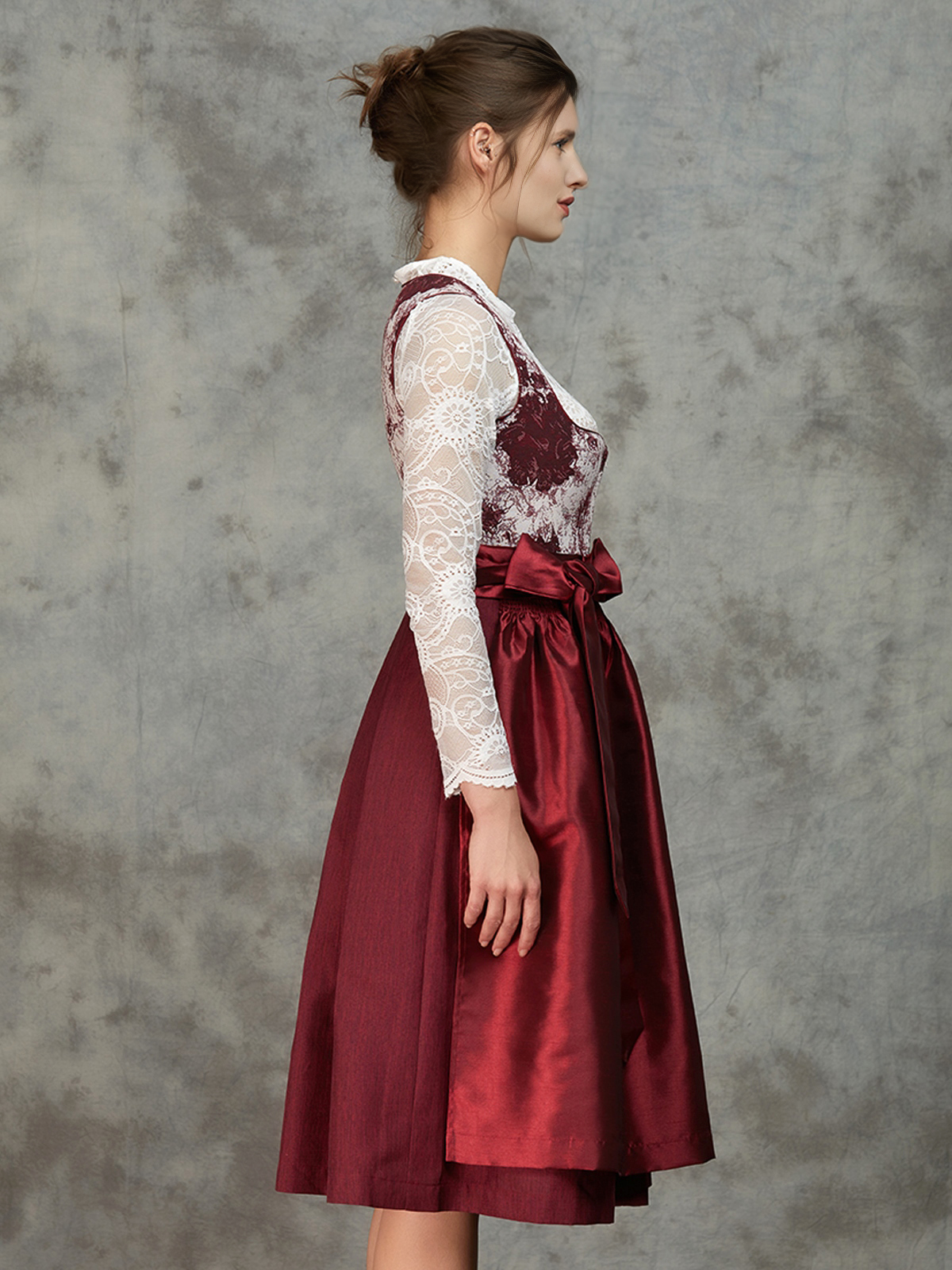 Marjo Samt Dirndl Blau in Aktion