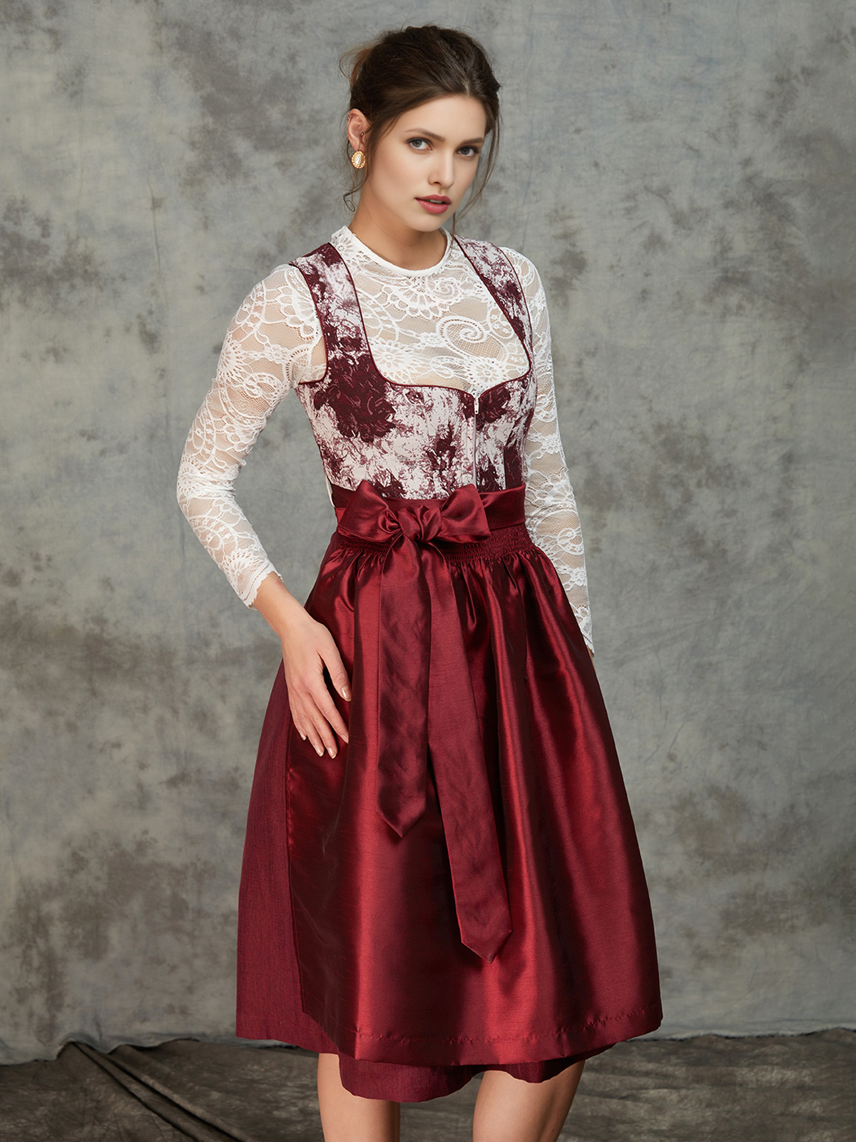 Dirndl in Rot mit traditioneller Schürze