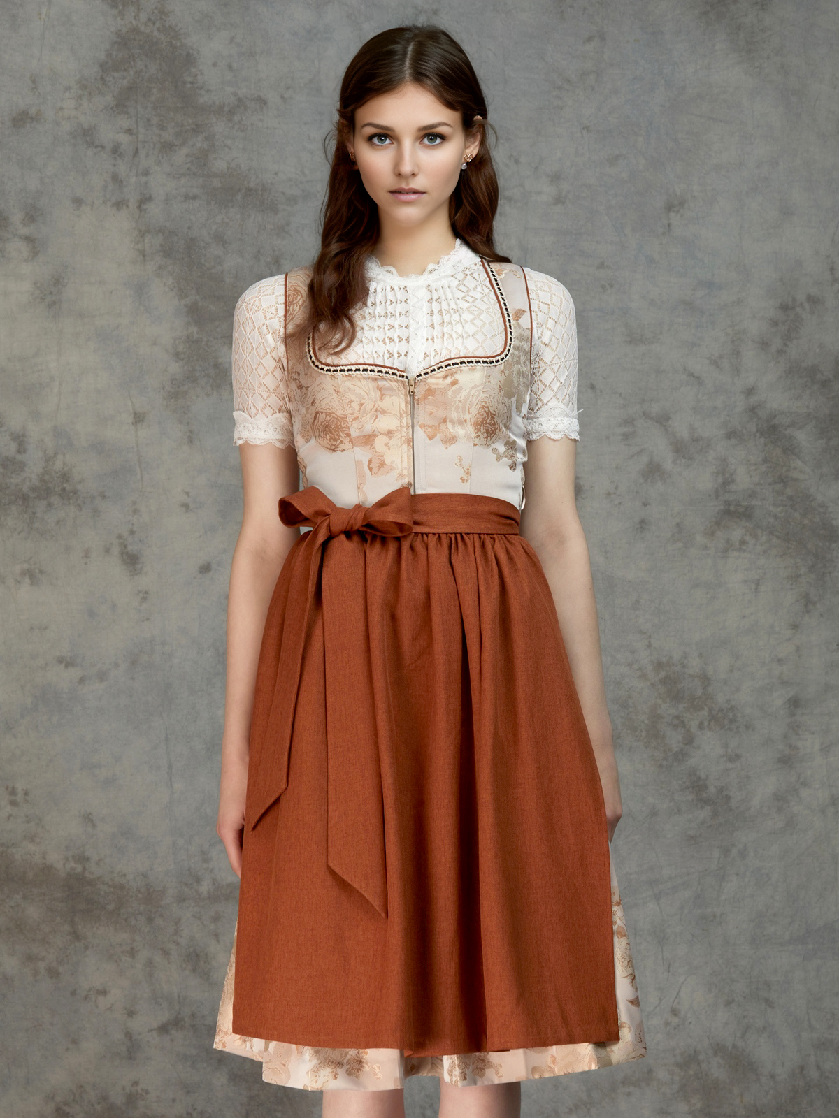 Ehreer Dirndl in Braun